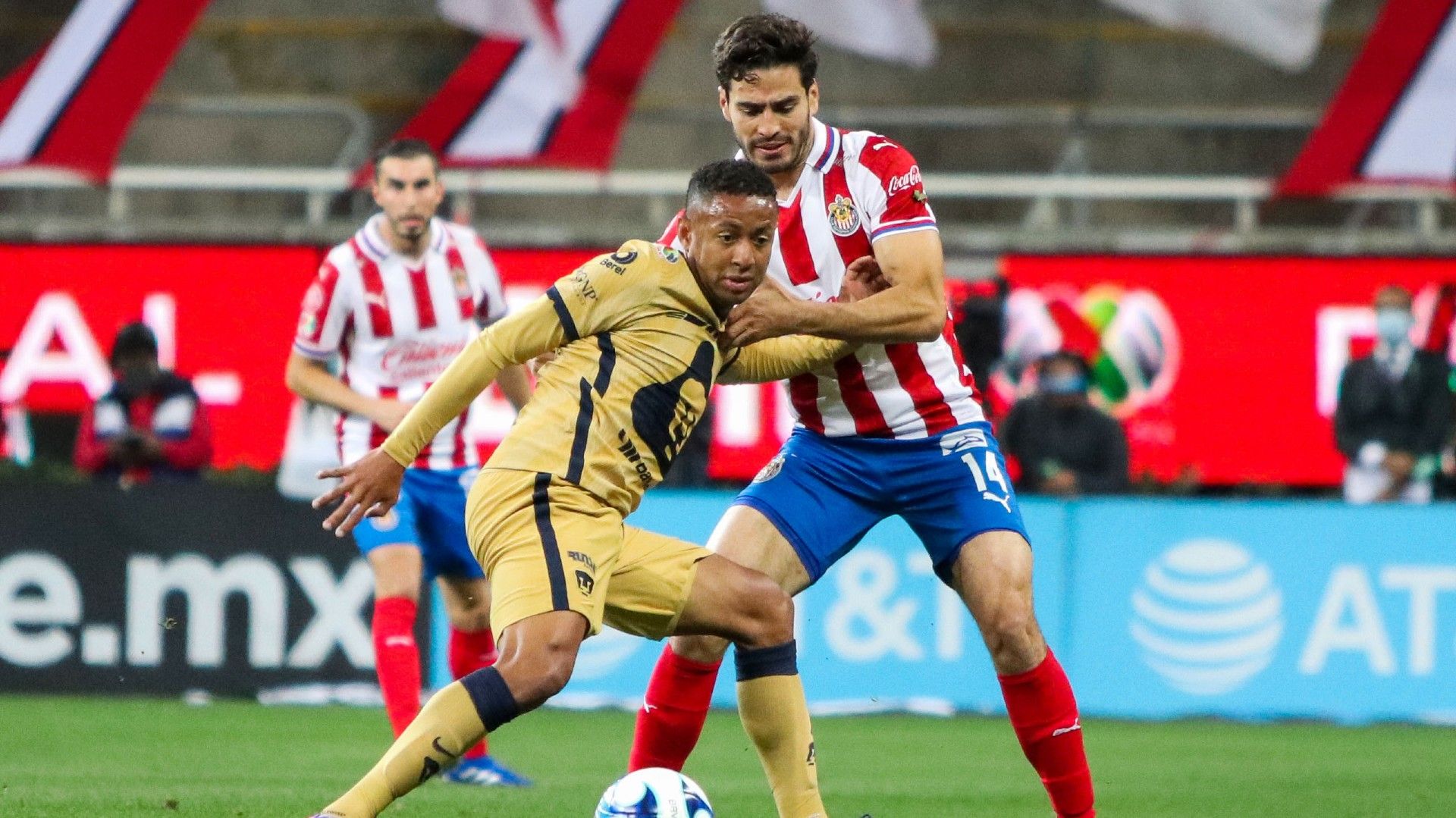 Chivas Pumas Antonio Briseño Gabriel Torres