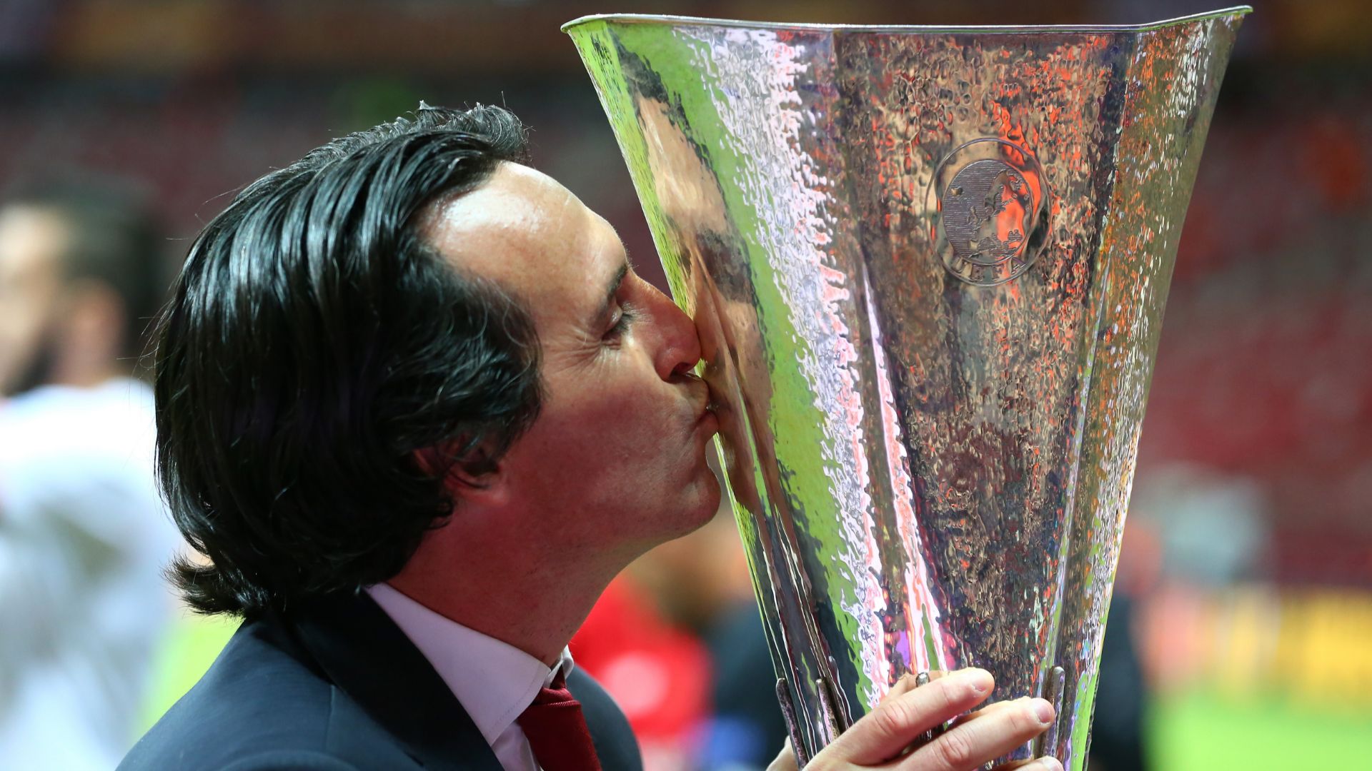 Unai Emery Europa League trophy