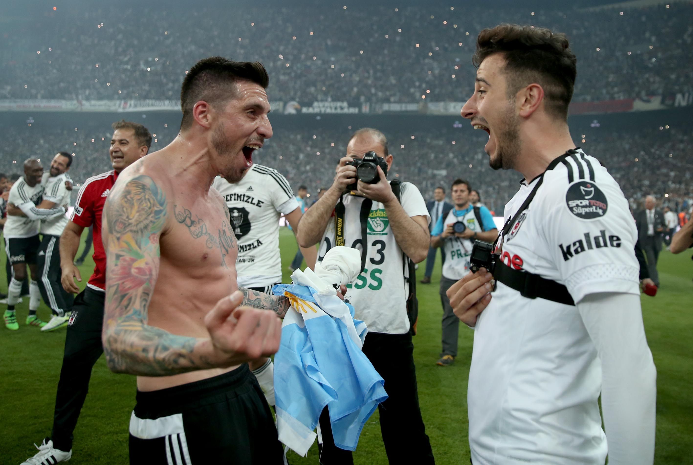 Jose Sosa Oguzhan Ozyakup Besiktas