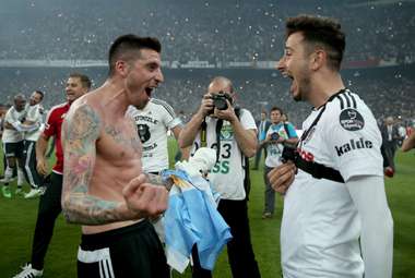 Jose Sosa Oguzhan Ozyakup Besiktas