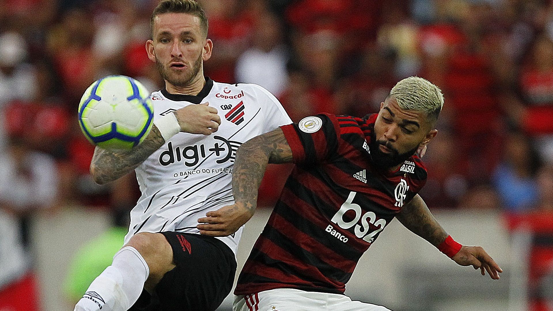 Léo Pereira e Gabigol disputam bola em um Flamengo x Athletico-PR pela Copa do Brasil de 2019