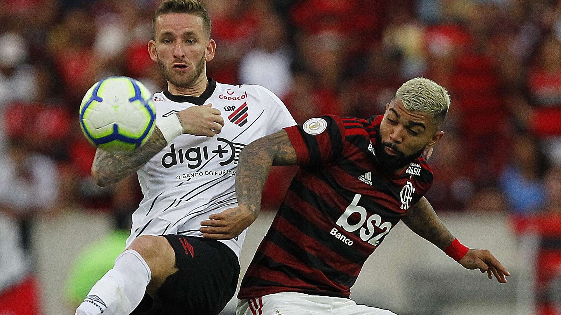 Léo Pereira e Gabigol disputam bola em um Flamengo x Athletico-PR pela Copa do Brasil de 2019