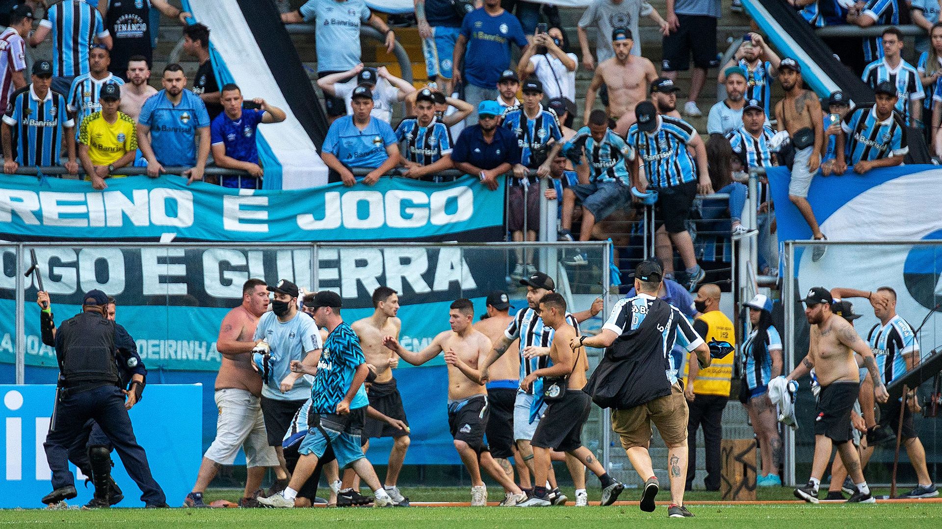 Torcida do Grêmio invade gramado da Arena, 31102021