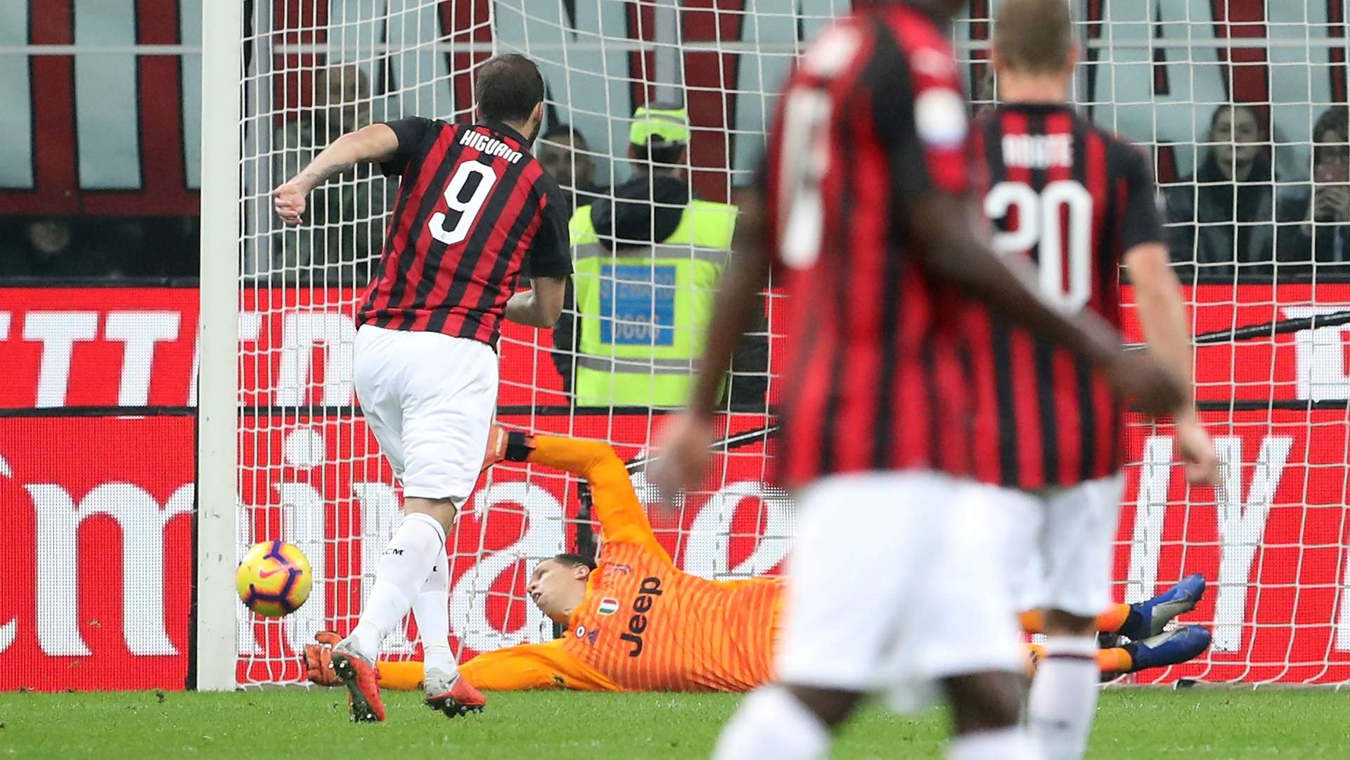 szczesny milan juventus serie a higuain