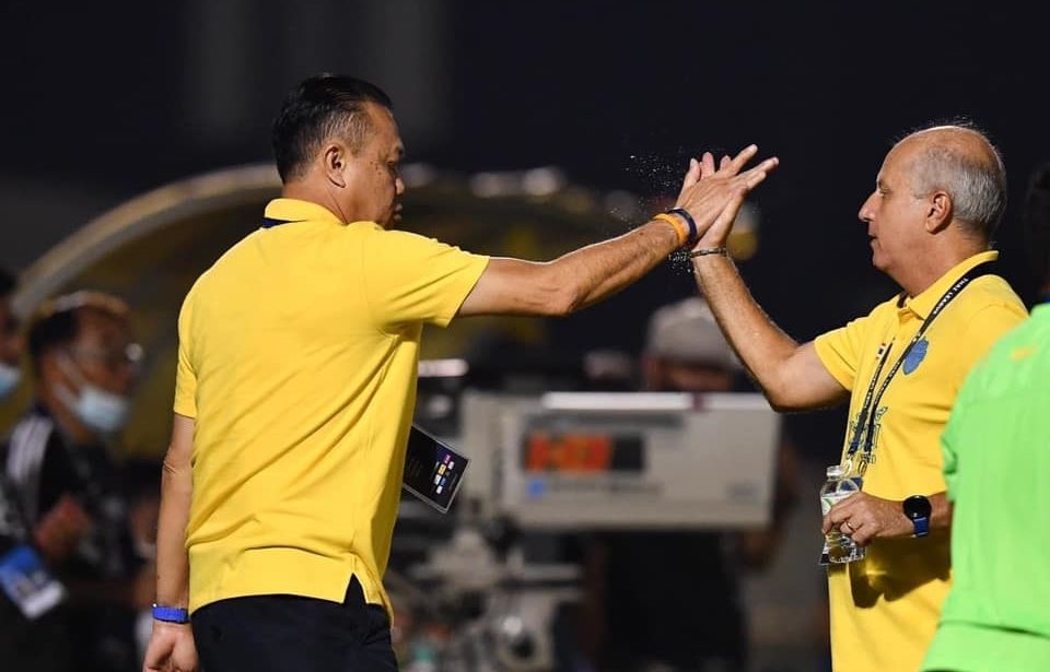 อเล็กซานเดร กามา - เนวิน ชิดชอบ