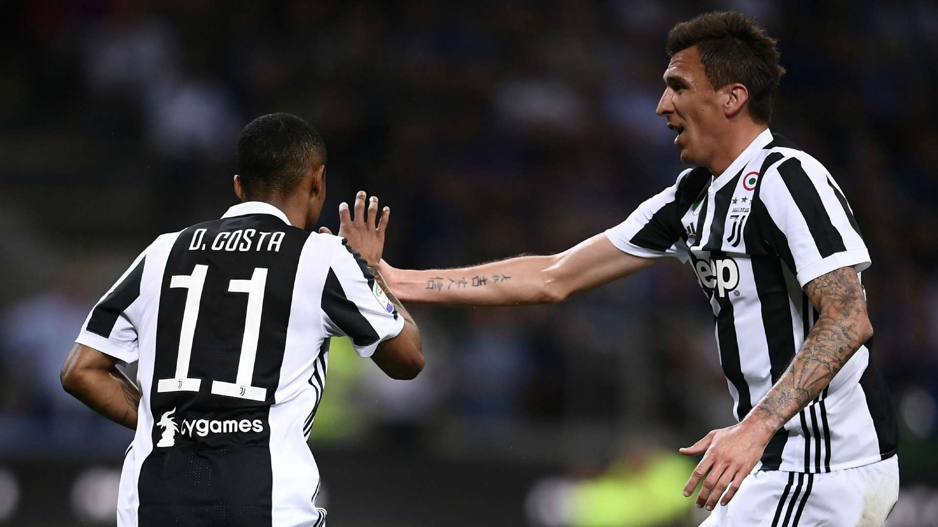 Douglas Costa Mario Mandzukic Inter Juventus Serie A 04282018
