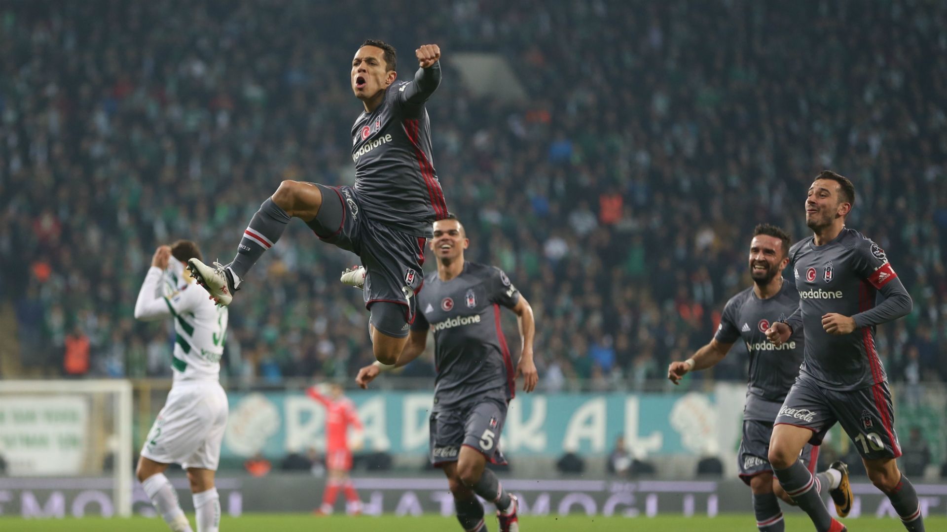 Adriano Besiktas 02022018