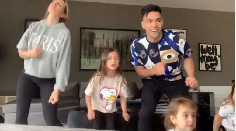 Falcao bailando con su familia