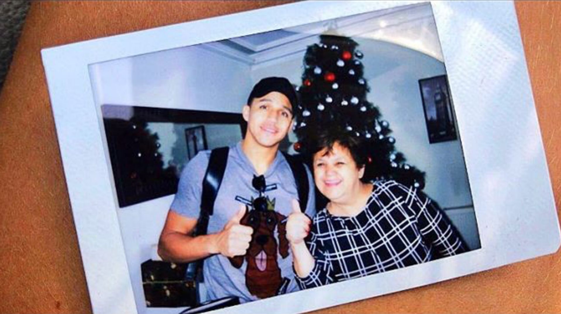 Alexis Sánchez y su mamá