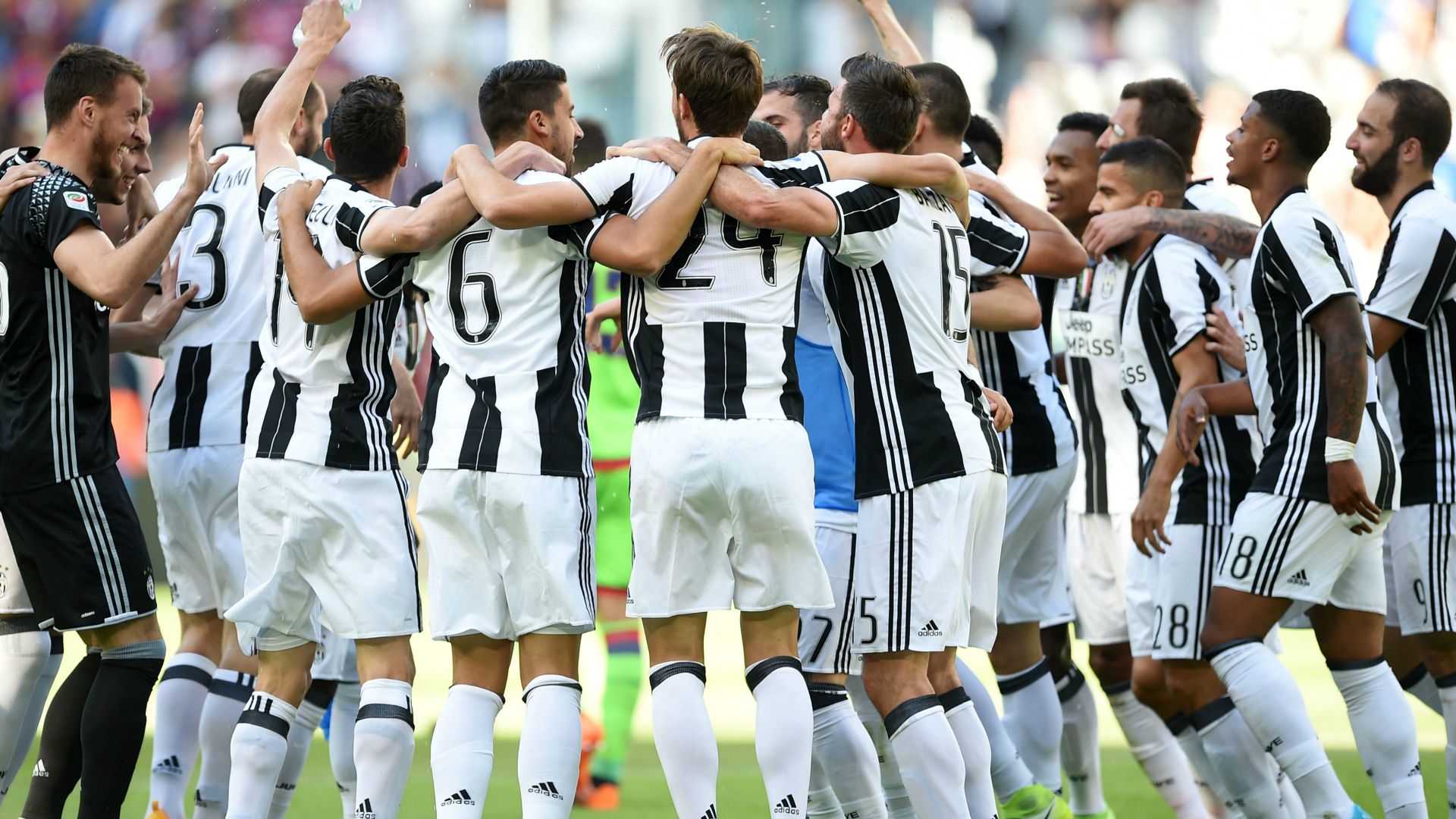 Juventus Crotone celebrating Serie A