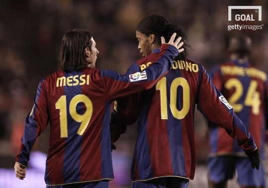현 바르셀로나 공격수 리오넬 메시(왼쪽)와 전 바르셀로나 공격수 호나우지뉴(오른쪽). 사진=게티이미지