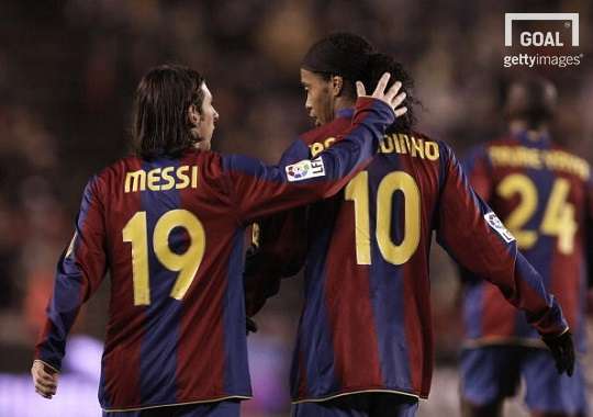 현 바르셀로나 공격수 리오넬 메시(왼쪽)와 전 바르셀로나 공격수 호나우지뉴(오른쪽). 사진=게티이미지