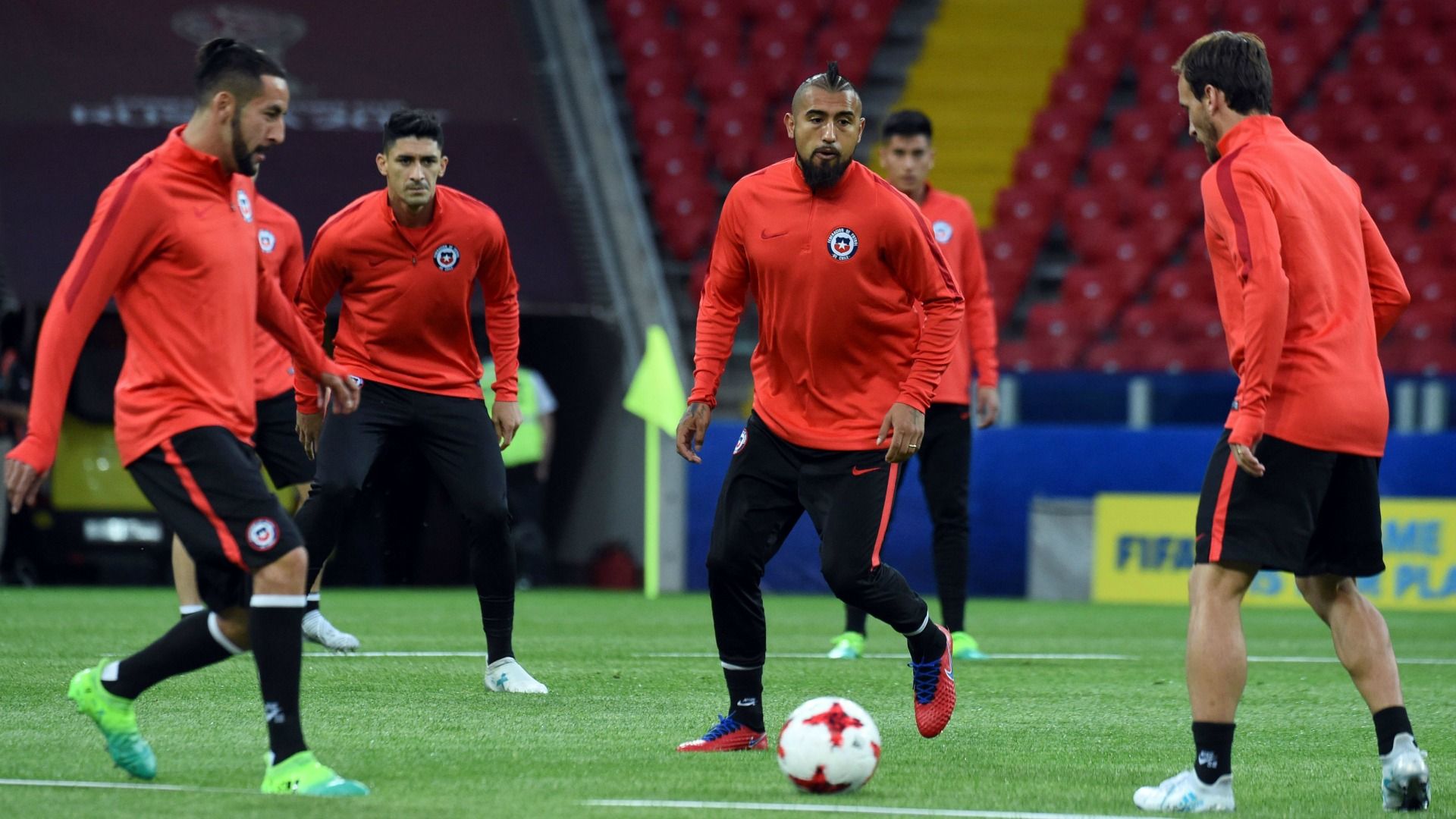 Arturo Vidal Mauricio Isla Pablo Hernández Chile training 170617