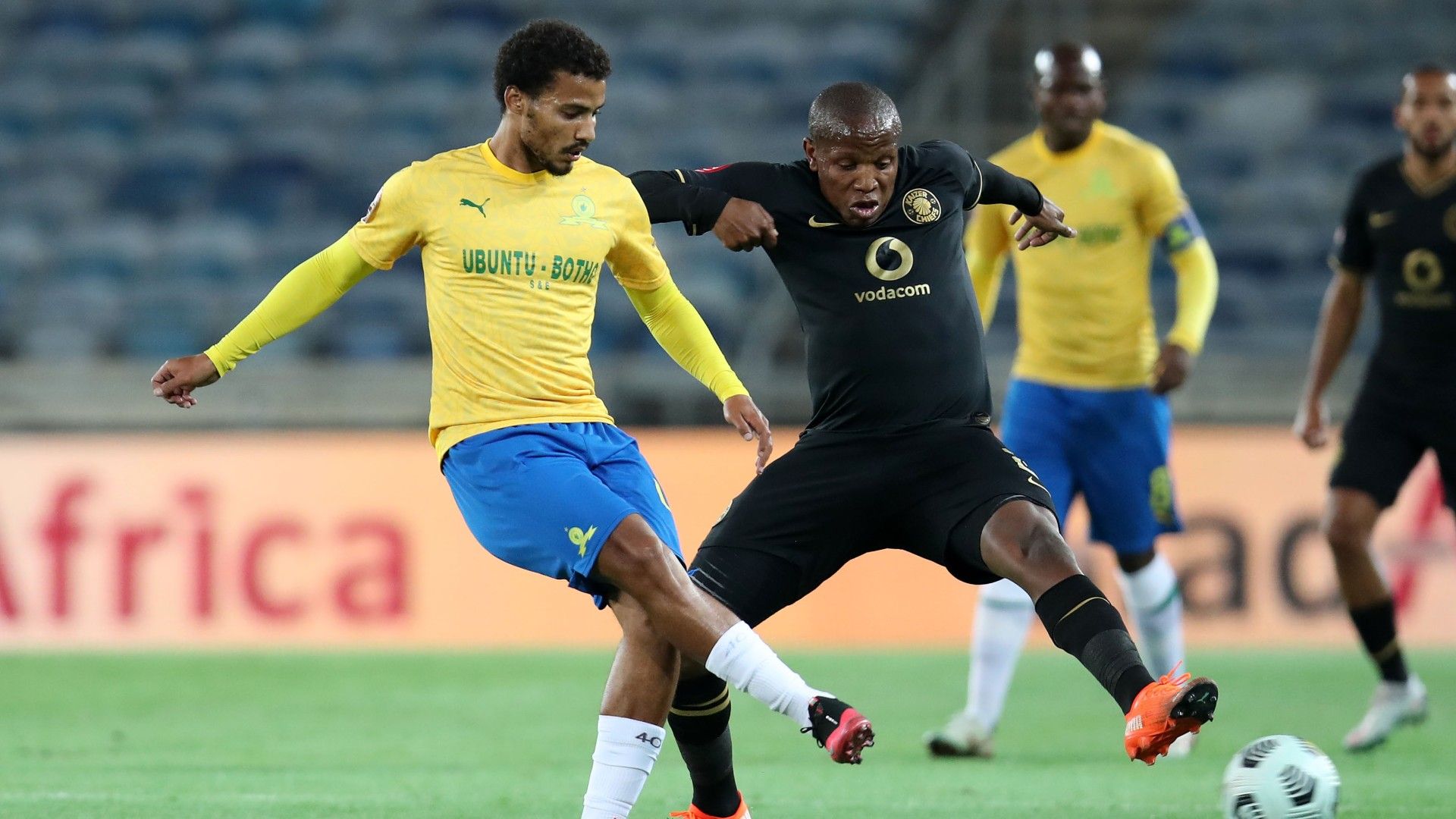 Rivaldo Coetzee of Mamelodi Sundowns challenged by Lebogang Manyama of Kaizer Chiefs, August 2020