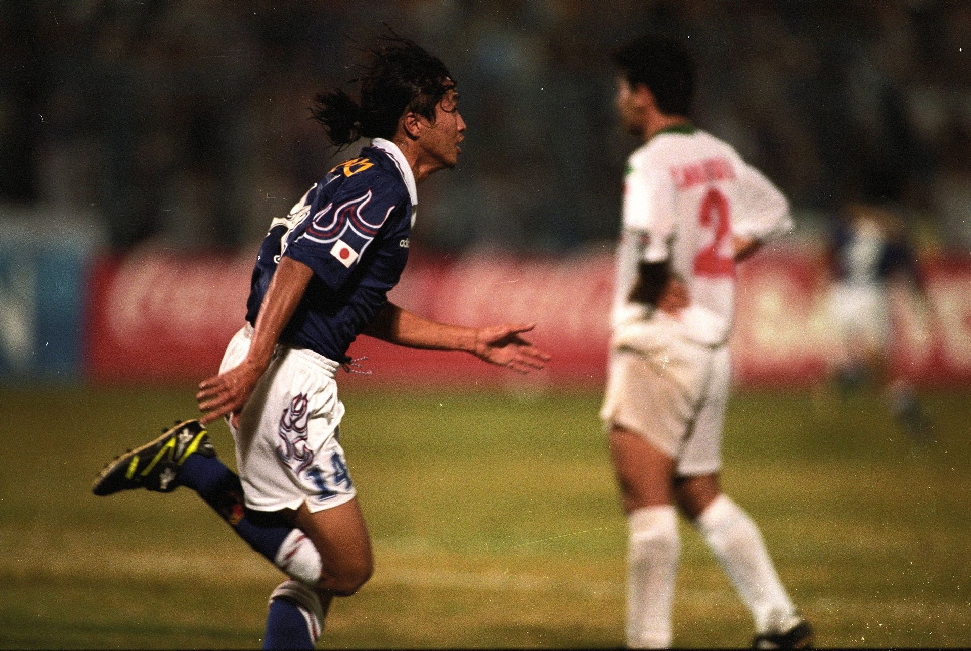 大幅値下！　サッカー日本代表　フランスW杯　出場記念品　岡野雅行　直筆サイン入り EbcPaeIVAAAK2au.jpg