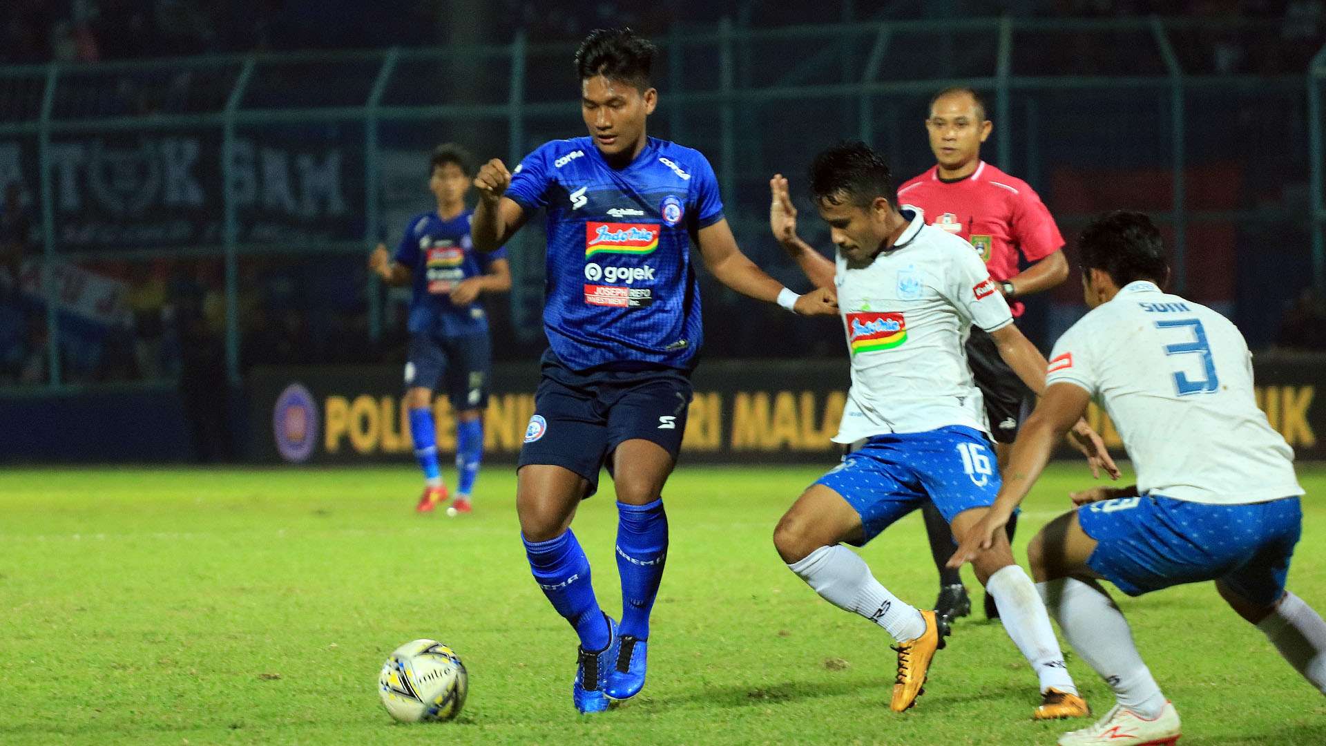 Ahmad Nur Hardianto - Arema FC & Finky Pasamba - PSIS Semarang
