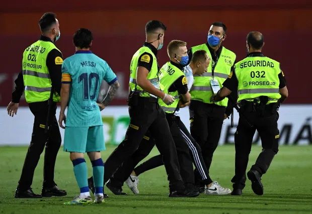 PITCH INVADER - Lionel Messi Barcelona Mallorca