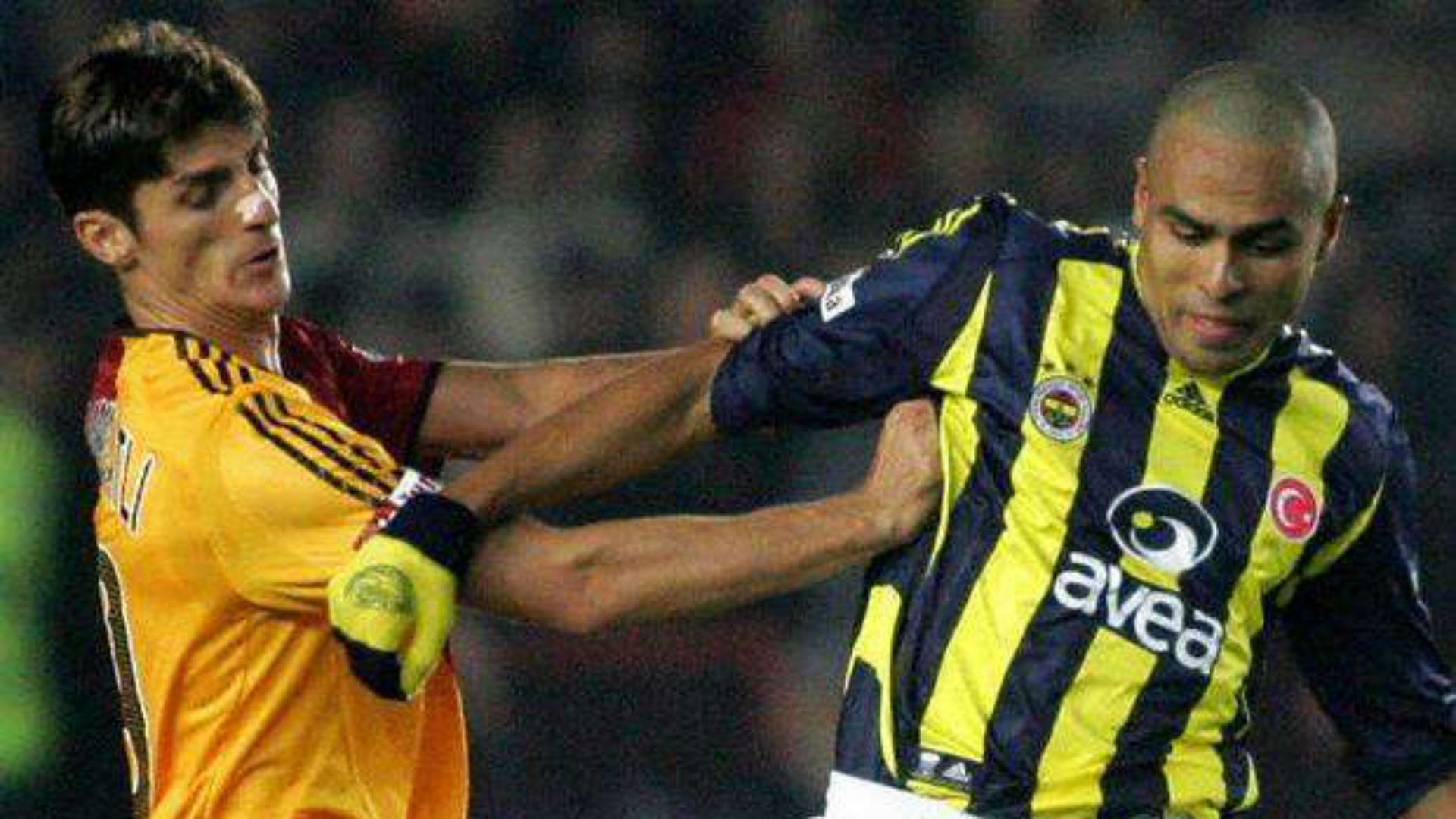 galatasaray-fenerbahce-cihan-haspolatli-mert-nobre-stsl-11252005