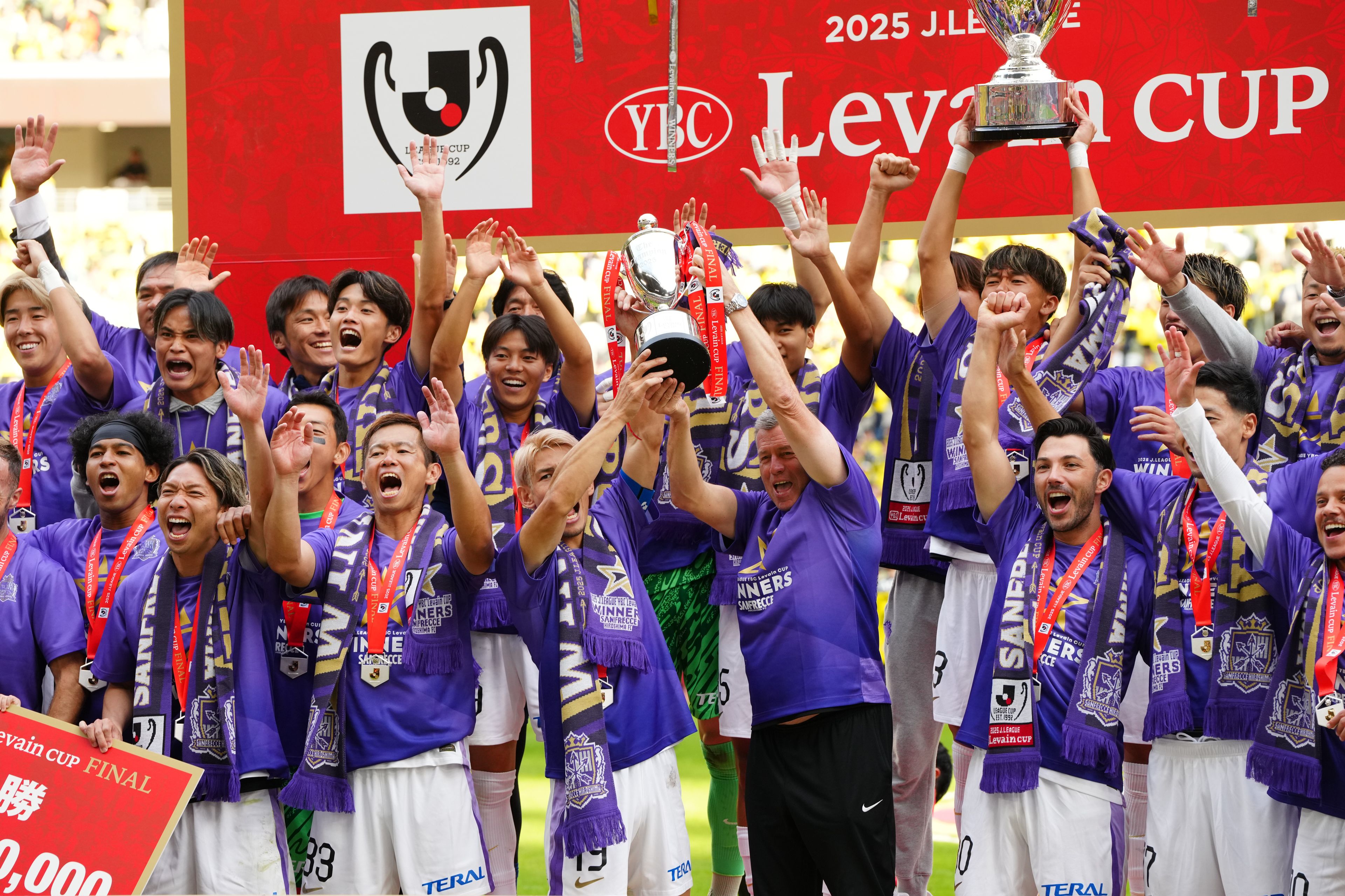 セットプレー3発で優勝をもぎ取った広島、スキッベ監督「世界の