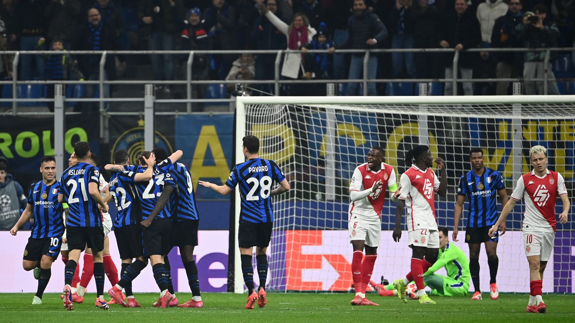 Inter players celebrating Inter Monaco Champions League