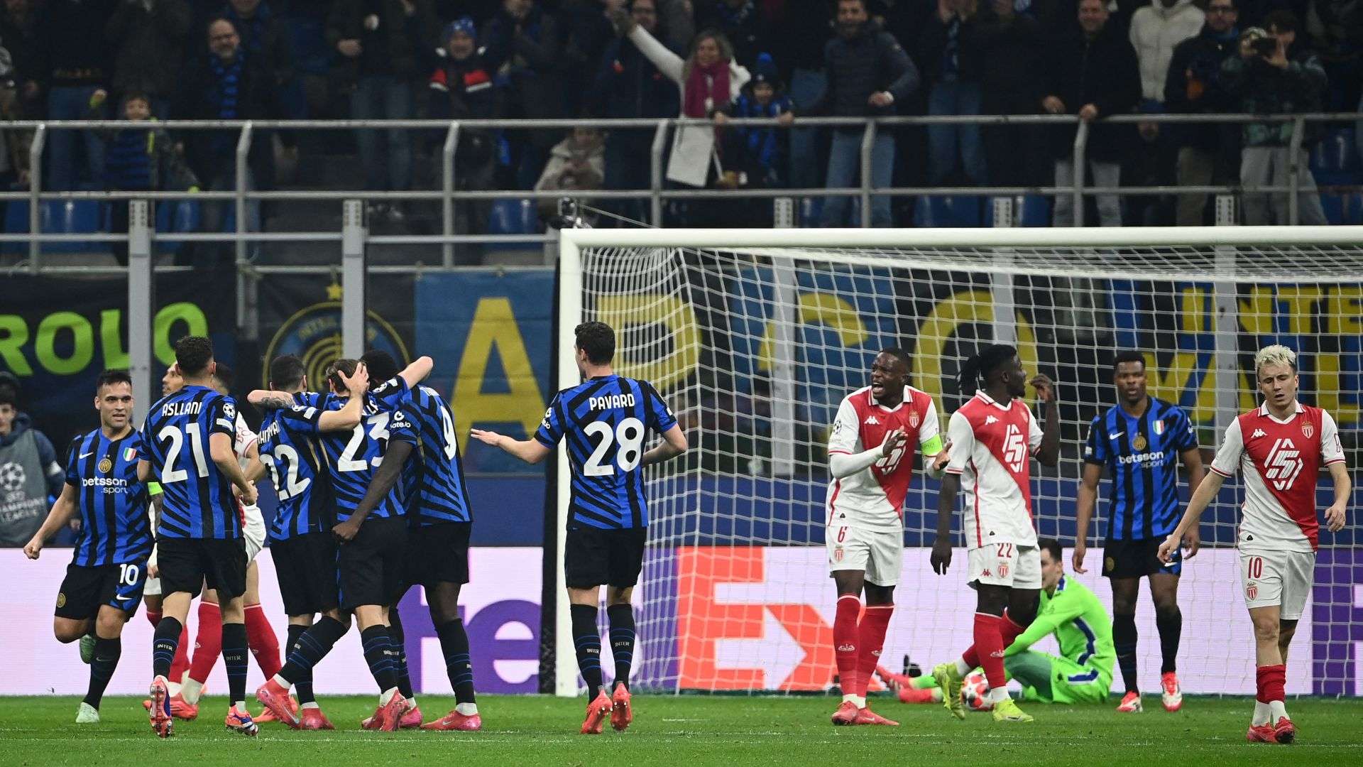 Inter players celebrating Inter Monaco Champions League