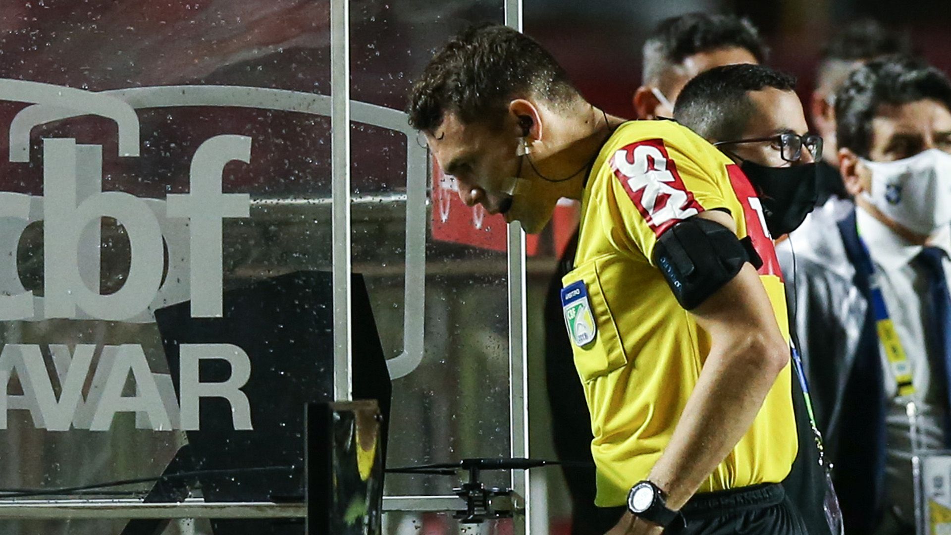 Árbitro Paulo Cezar Zanovelli confere o VAR, São Paulo x Ceará, Brasileirão, 14102021