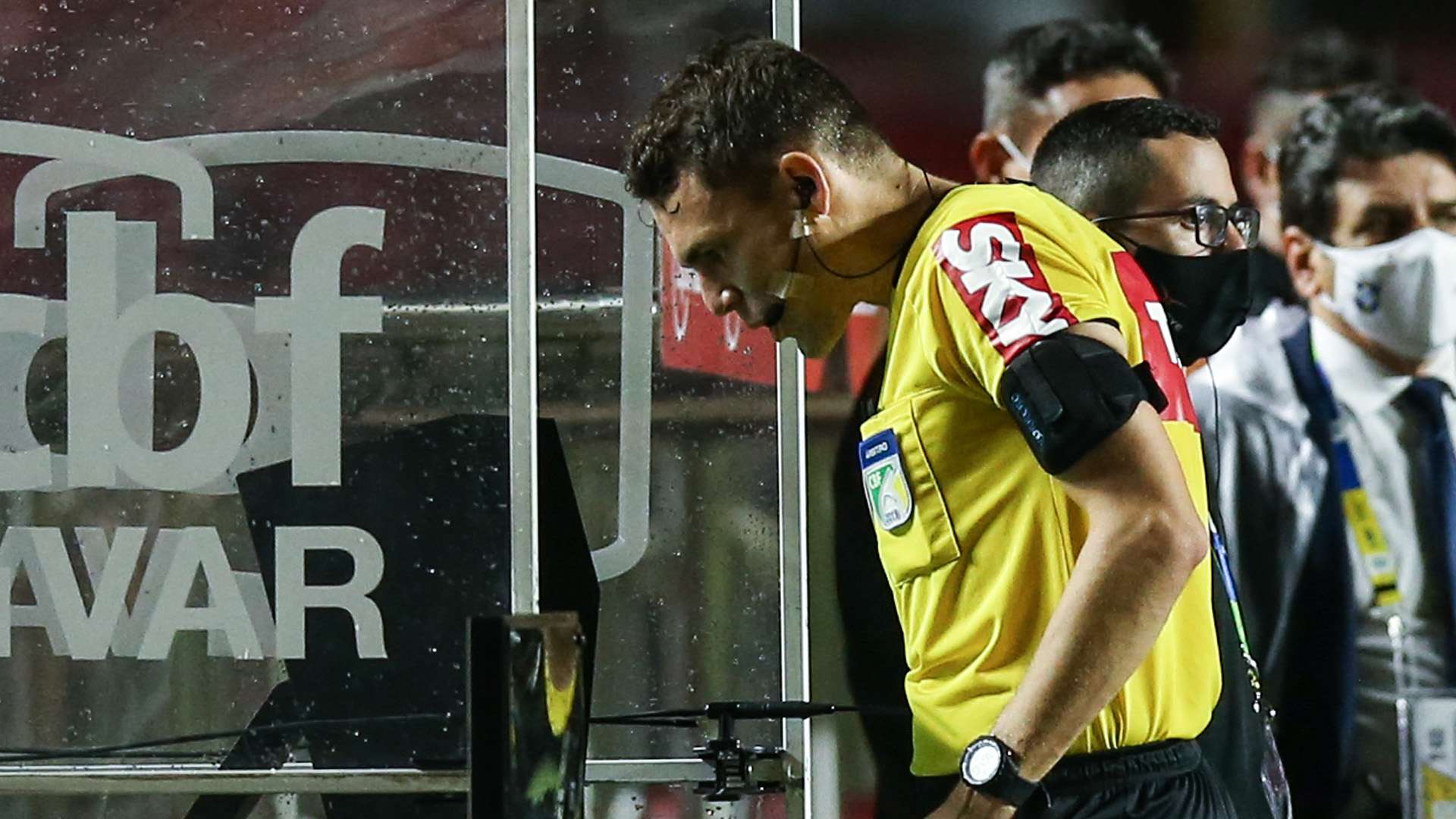 Árbitro Paulo Cezar Zanovelli confere o VAR, São Paulo x Ceará, Brasileirão, 14102021