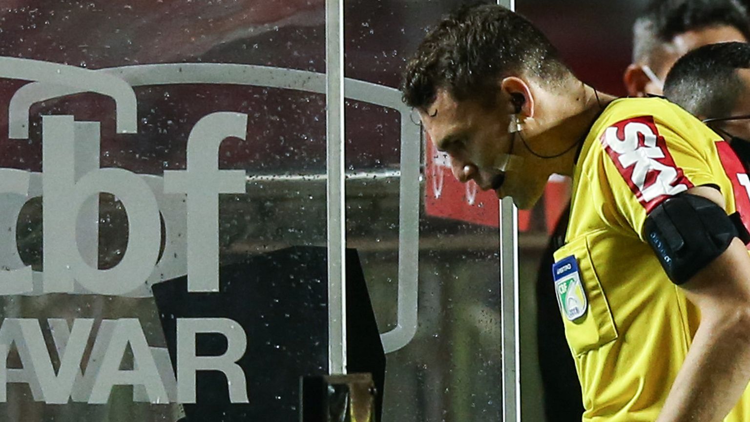 Árbitro Paulo Cezar Zanovelli confere o VAR, São Paulo x Ceará, Brasileirão, 14102021