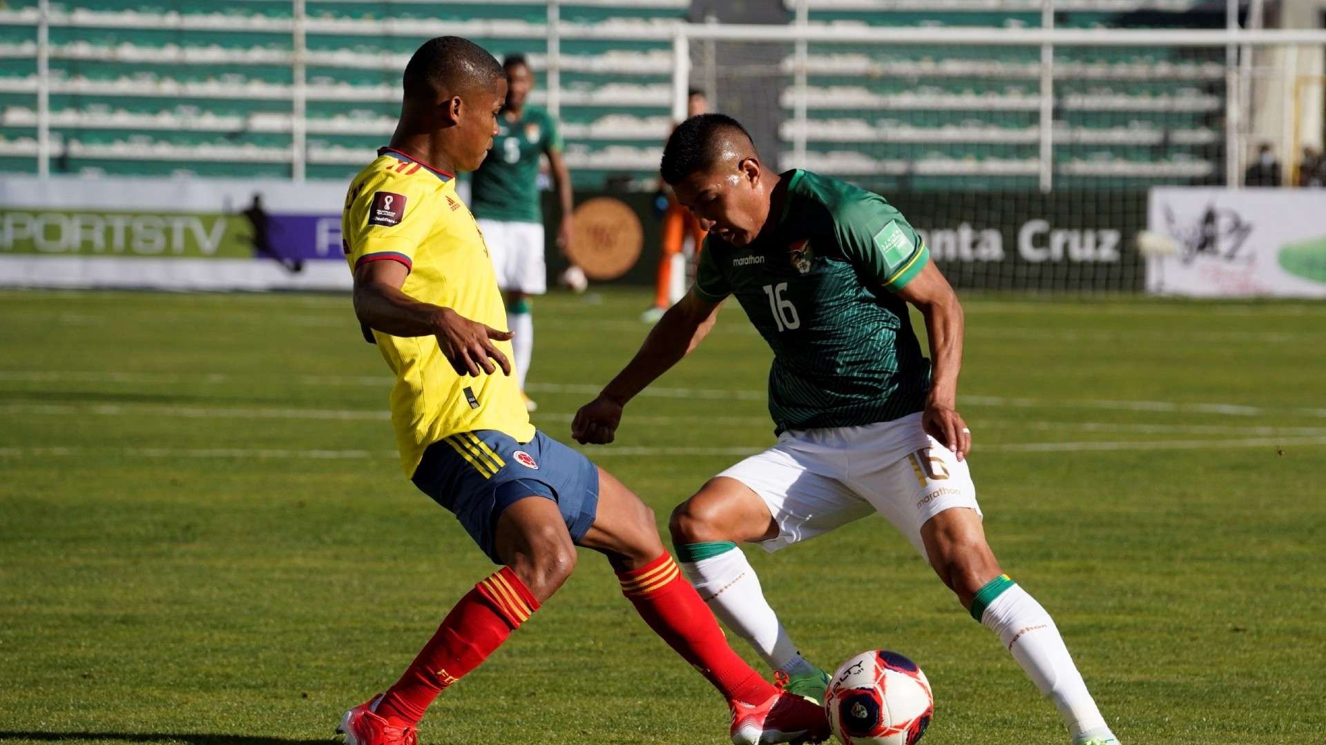 Bolivia's Erwin Saavedra (R) in action against Colombia's Wilmar Barrios, September 2021