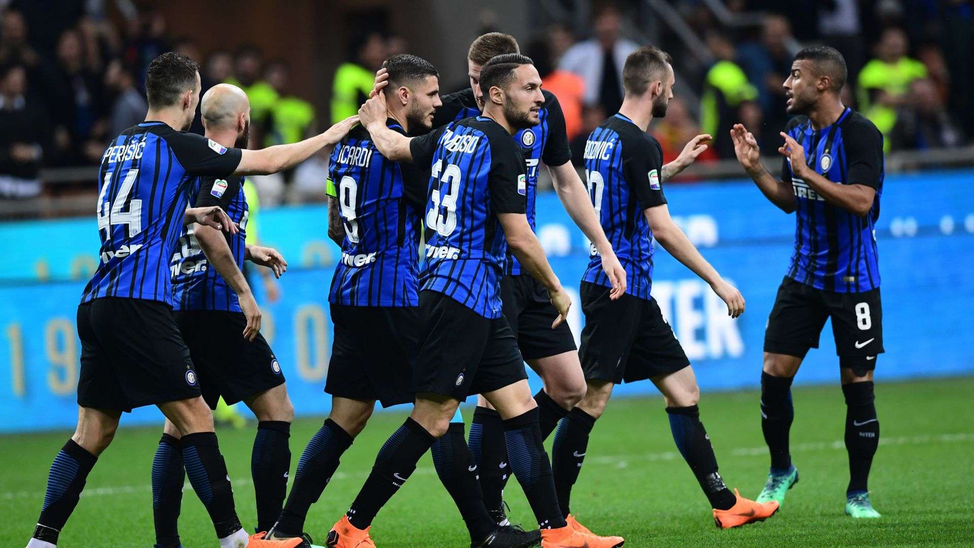 Inter players celebrating Inter Cagliari Serie A
