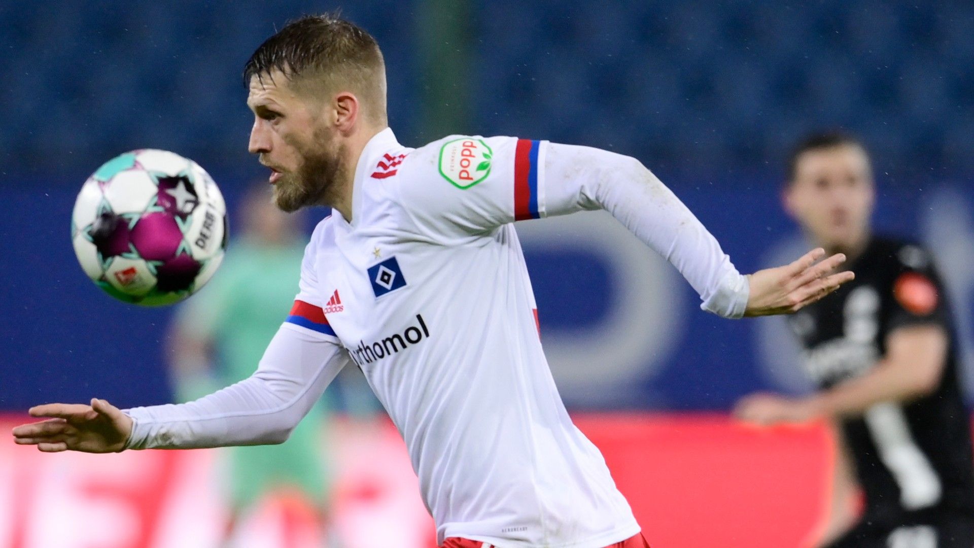  Aaron Hunt of Hamburger SV runs with the ball