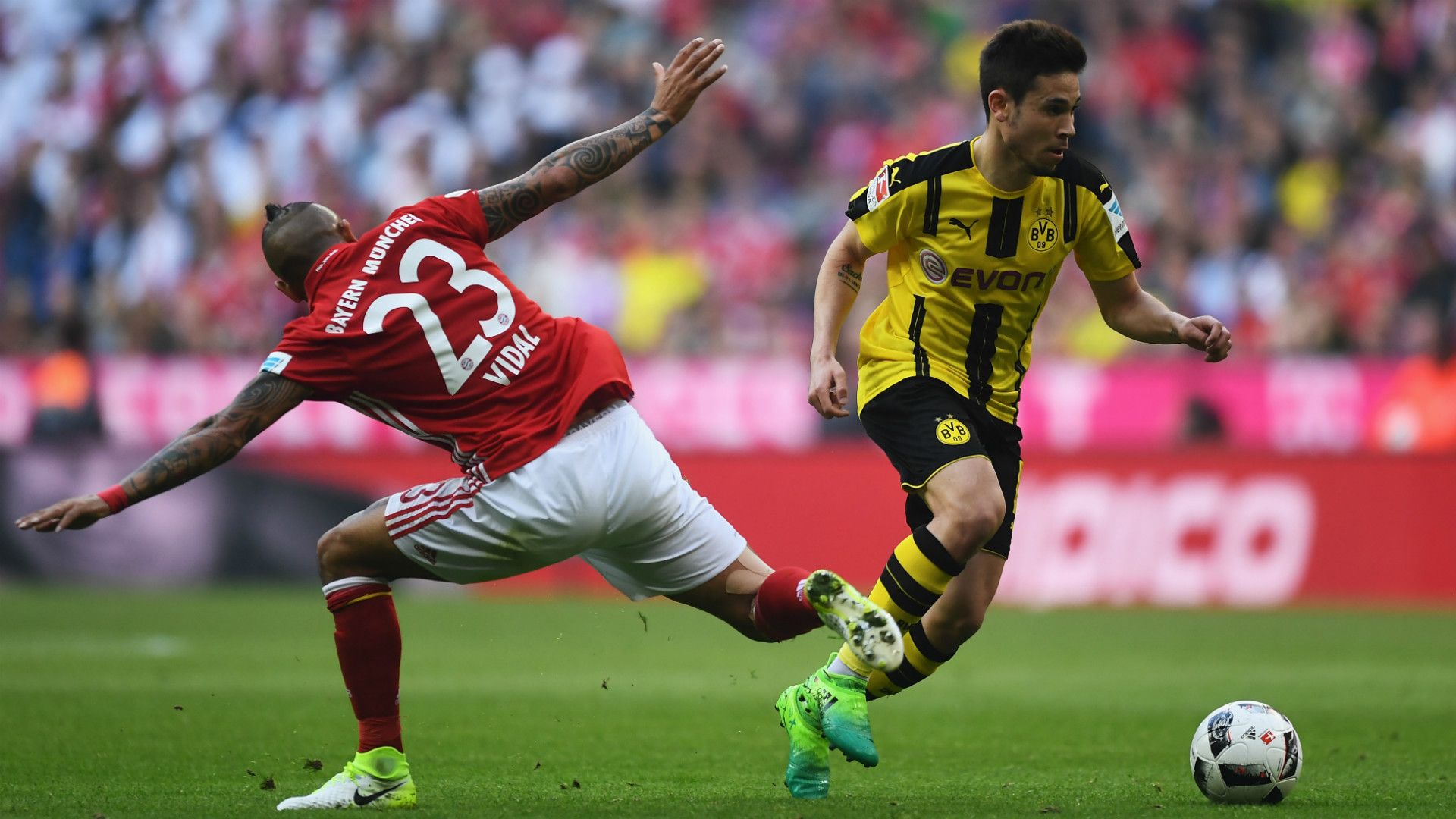 ARTURO VIDAL BAYERN MÜNCHEN RAPHAEL GUERREIRO BORUSSIA DORTMUND GERMAN BUNDESLIGA 08042017