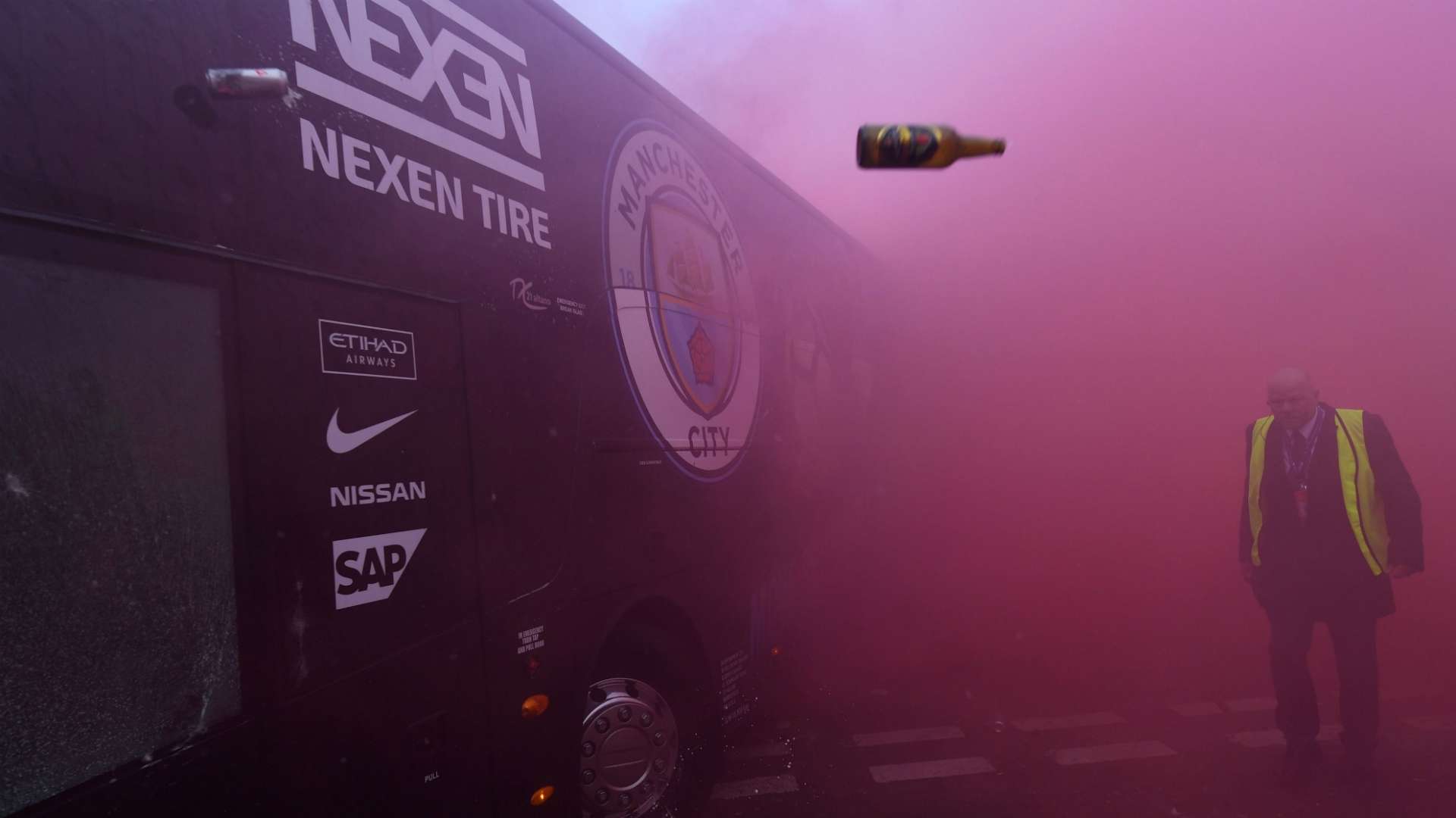 Manchester City bus Anfield Liverpool Liverpool. CĐV Liverpool tấn công xe bus của MU. Manchester United. Bóng đá. Tin tức bóng đá. Trực tiếp bóng đá. Ngoại hạng Anh. Premier League. Liverpool vs Manchester United. Trực tiếp MU. Trực tiếp Liverpool. Tin Mu. Tin Liverpool. Trực tiếp Liverpool MU.