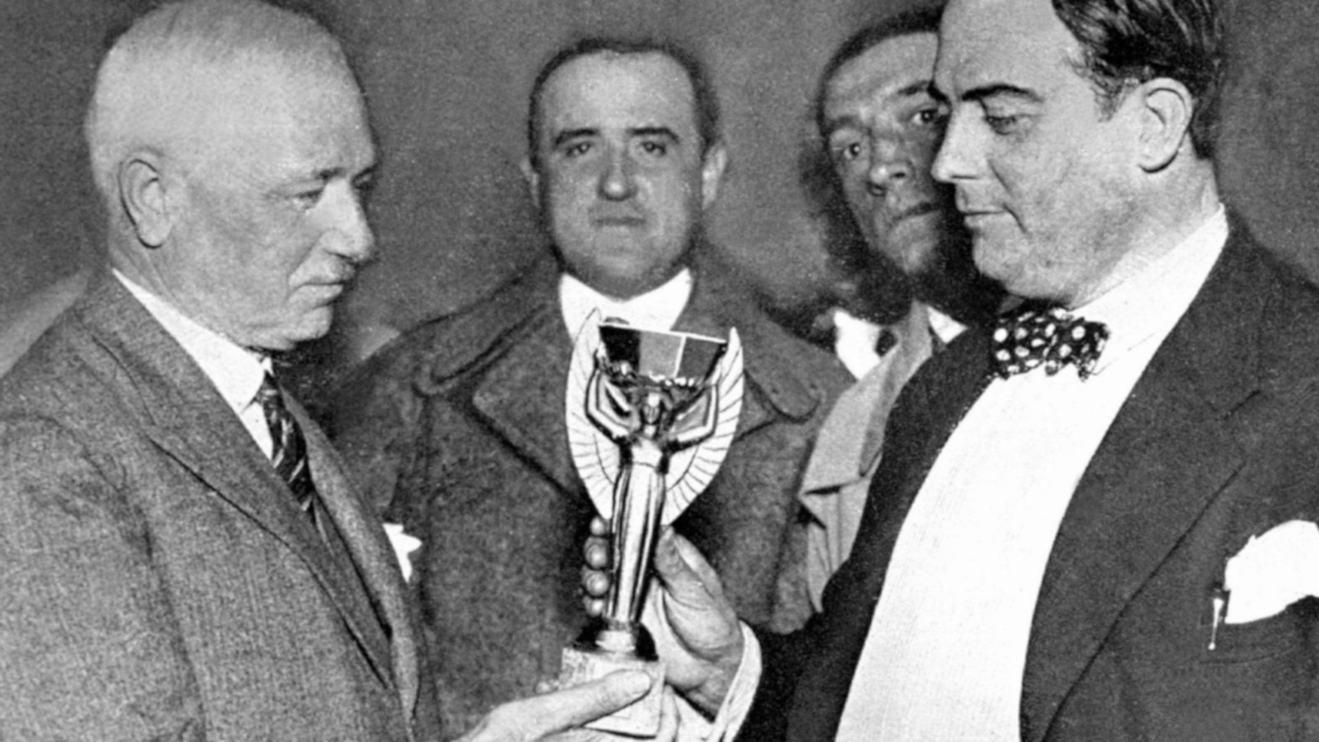 Jules Rimet com trofeu Copa do Mundo 1930