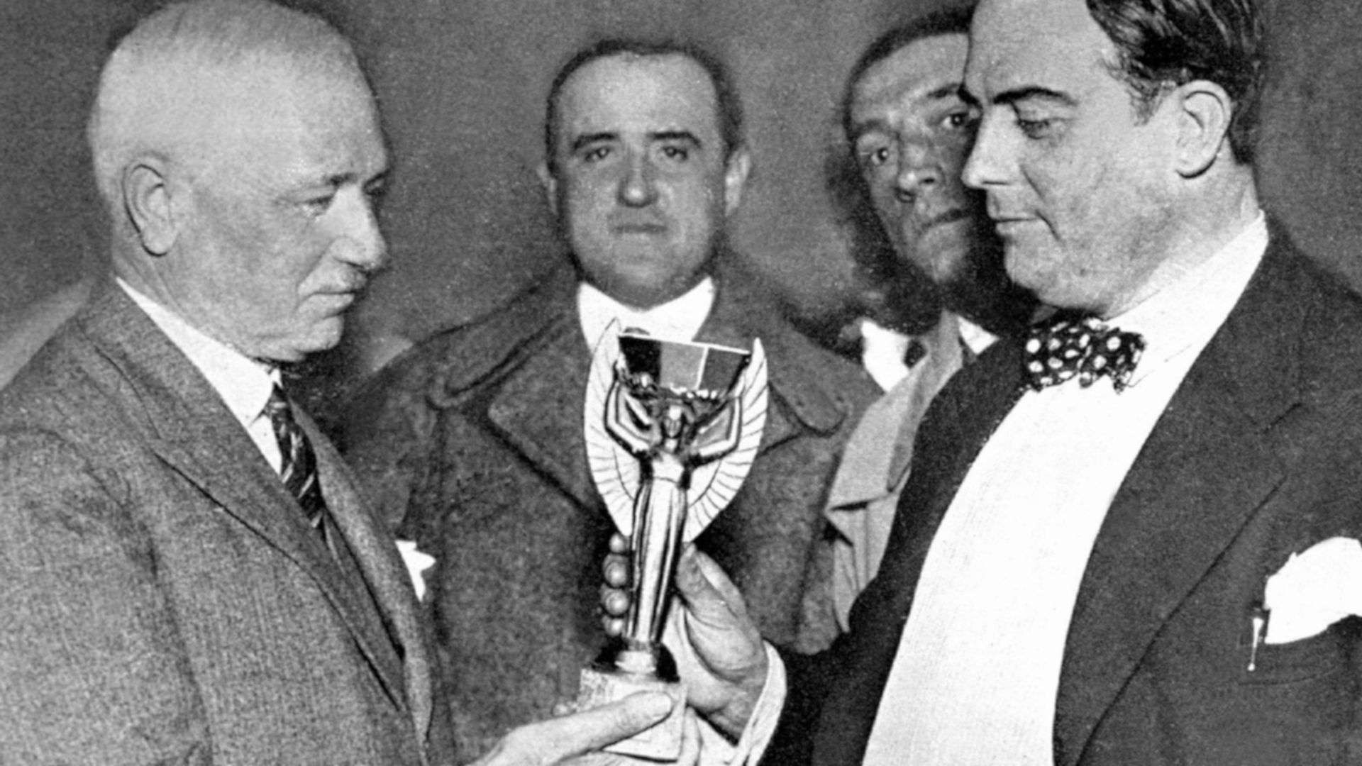 Jules Rimet com trofeu Copa do Mundo 1930