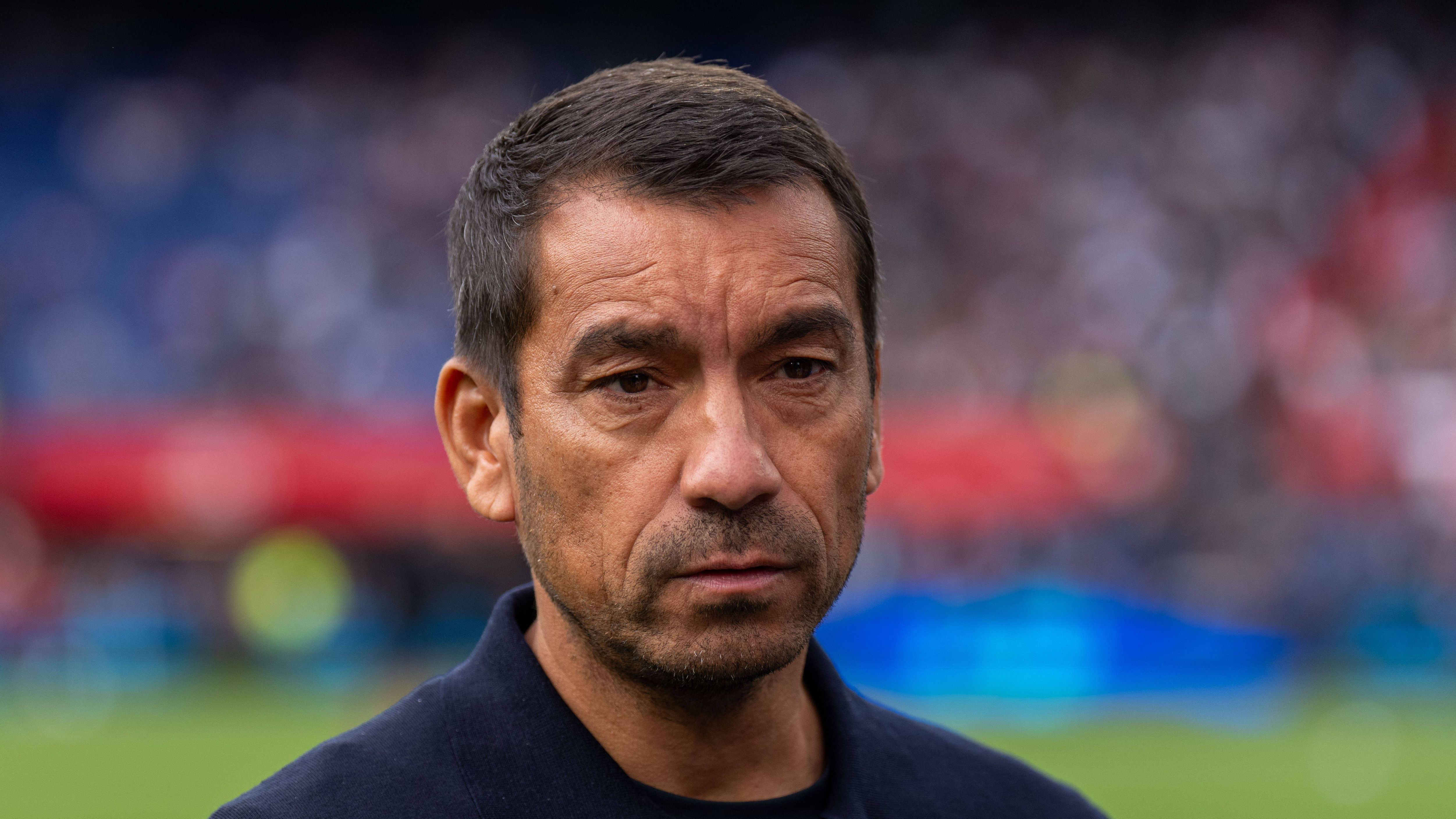Van Bronckhorst critica contratação milionária do Feyenoord após empate com o ADO