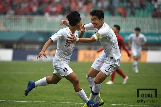 2018 자카르타-팔렘방 아시안게임 남자축구 준결승전에서 멀티골을 기록한 이승우(좌)와 기뻐하는 손흥민(우). 사진=게티이미지