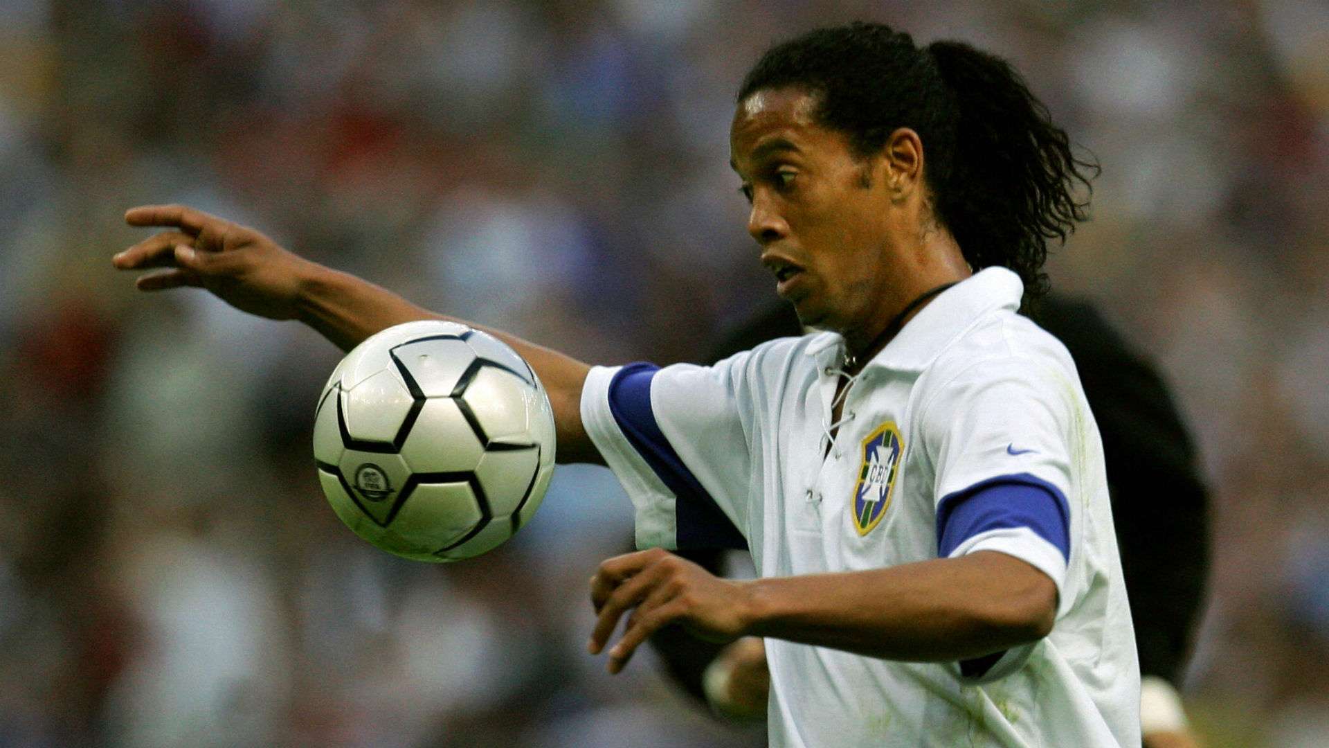 Ronaldinho Gaúcho Brasil França 2004 camisa branca