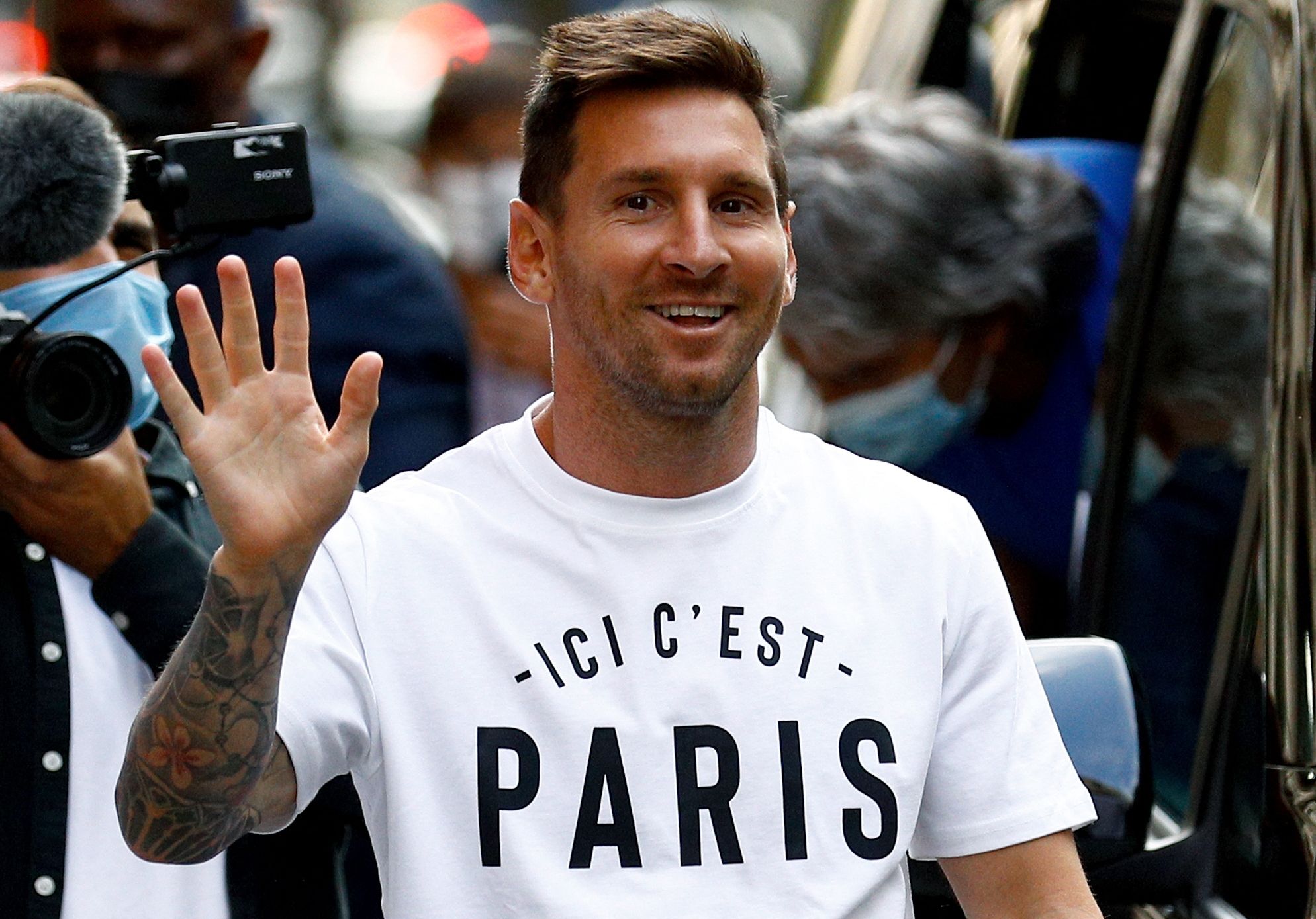 Lionel Messi salue les supporters quelques heures après son arrivée à Paris, le 10 août 2021