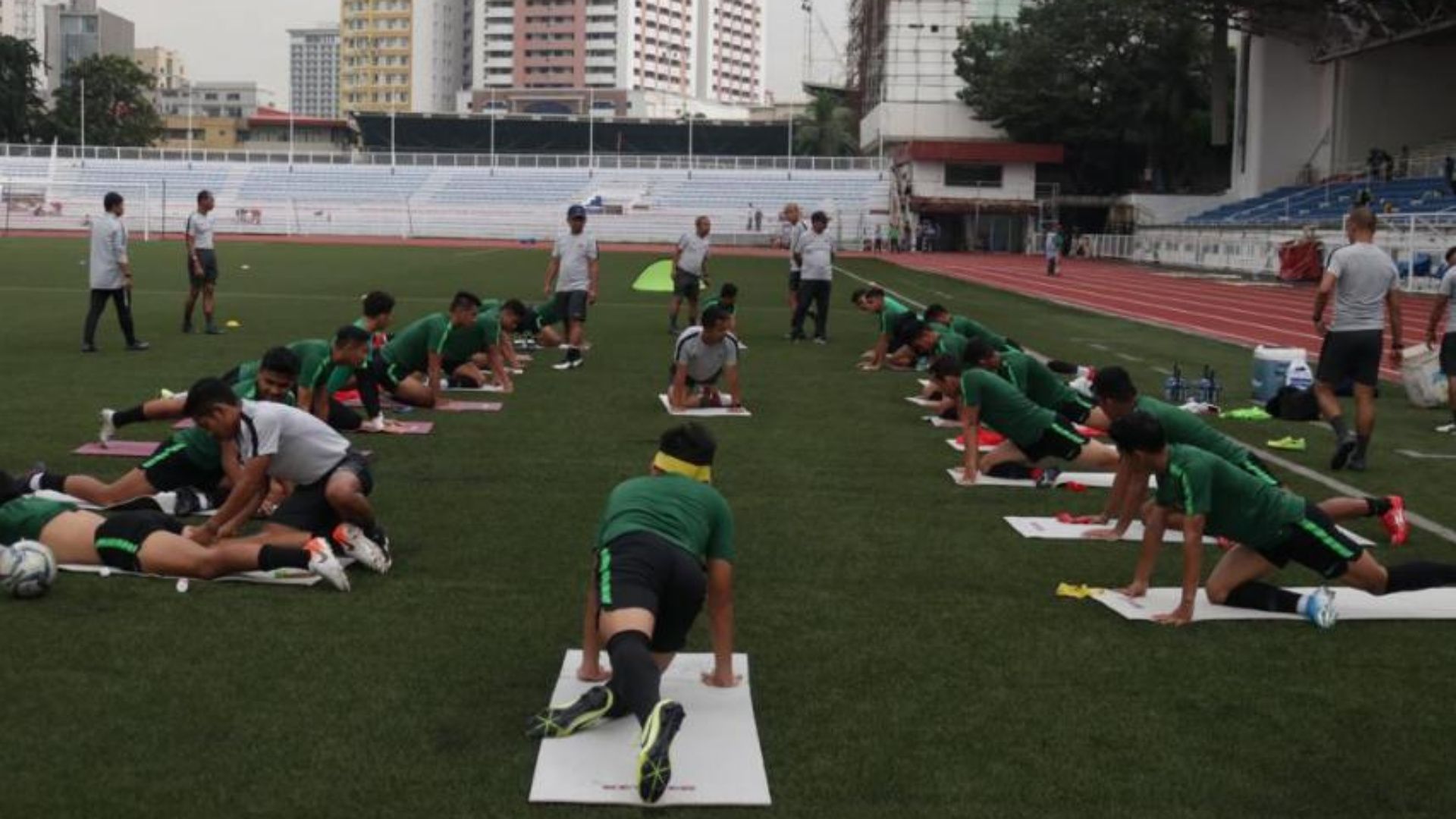 Latihan Timnas Indonesia U-22 di Stadion Rizal Memorial