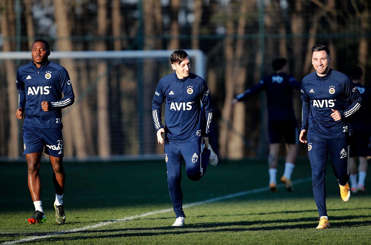 Bright-Osayi Samuel Mesut Ozil Sinan Gumus Fenerbahce Training
