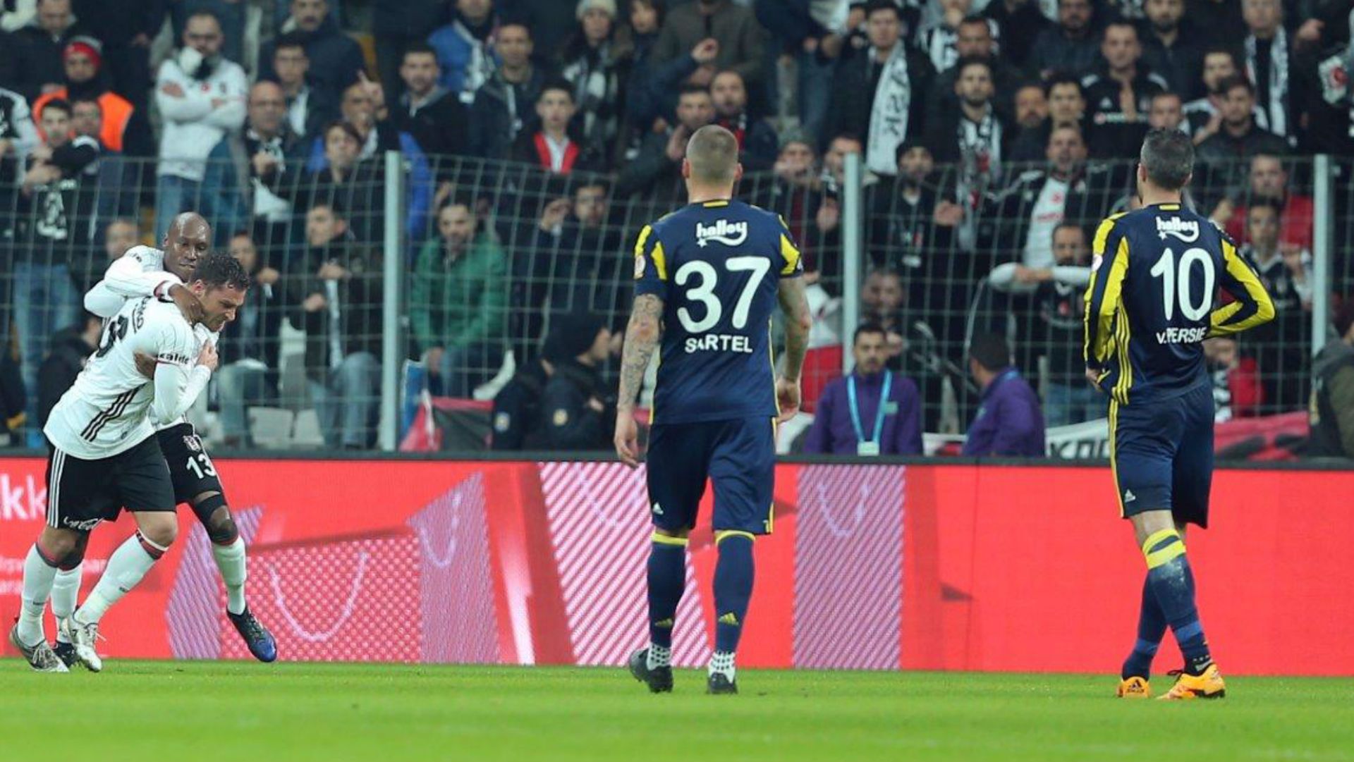 Van Persie Dusko Tosic Besiktas Fenerbahce 02052017