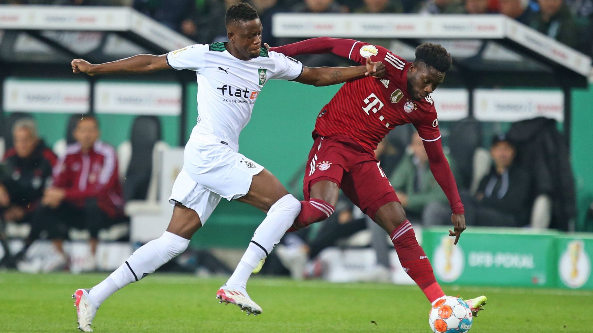 ONLY GERMANY Denis Zakaria Alphonso Davies Borussia Monchengladbach Bayern DFB Pokal 27102021