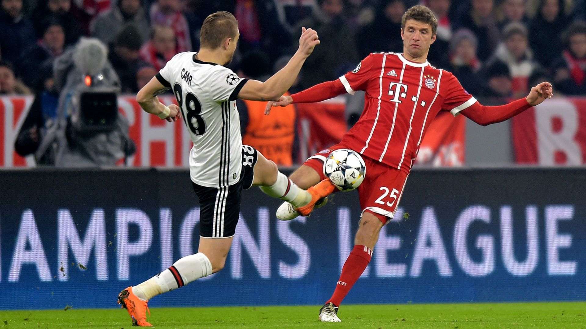 Thomas Muller Caner Erkin Bayern Munchen Besiktas Champions League 20022018