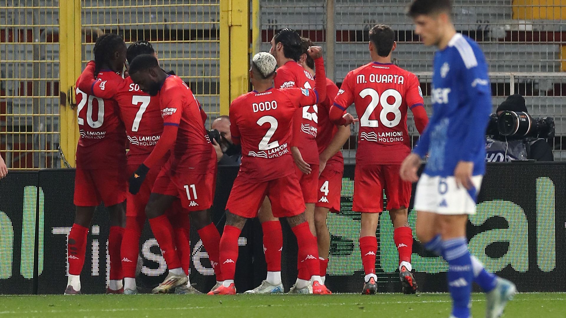 Fiorentina players celebrating Como Fiorentina Serie A