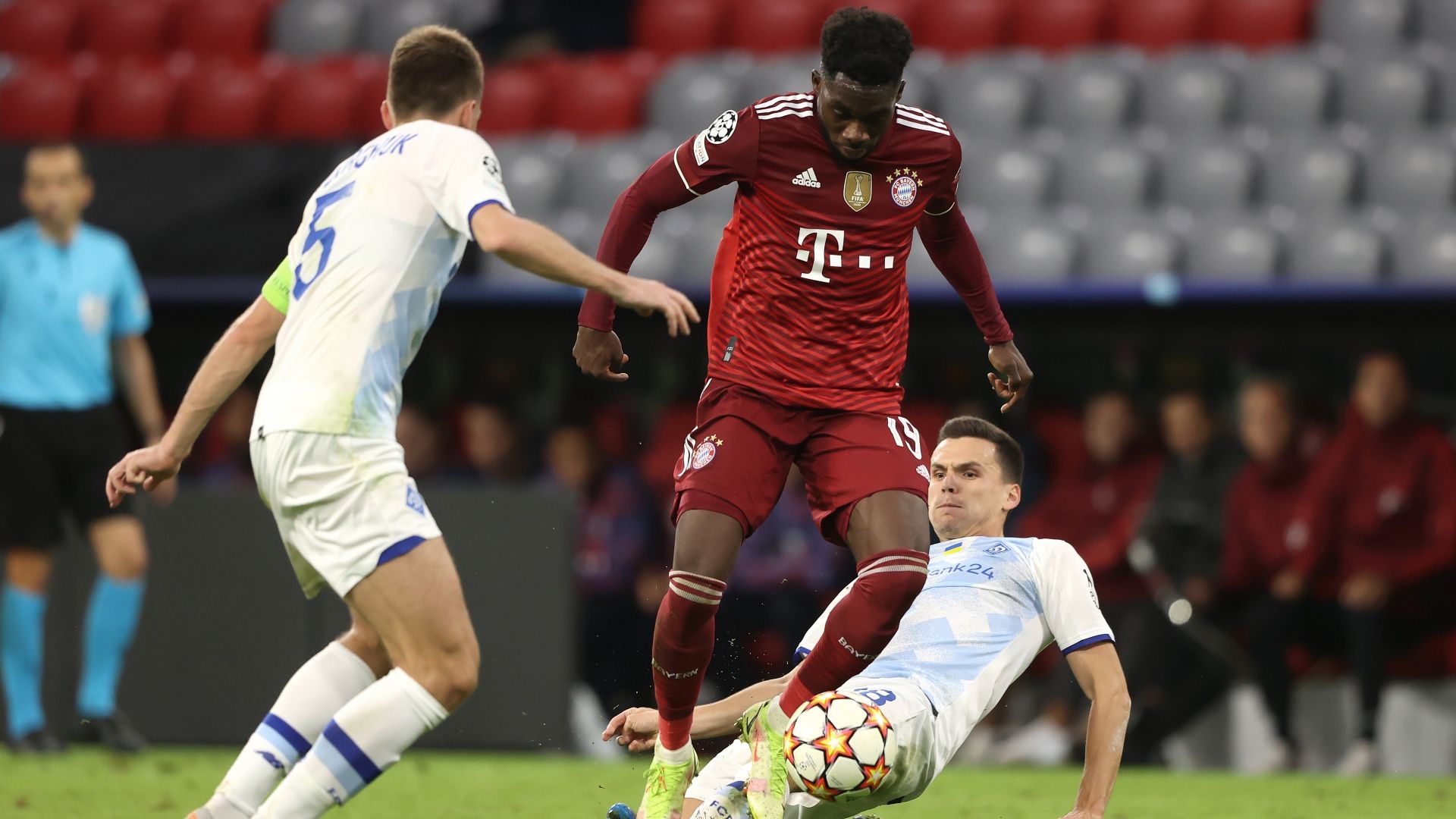 Alphonso Davies, Oleksandr Andriyevskiy FC Bayern Dynamo Kiev Champions League 29092021