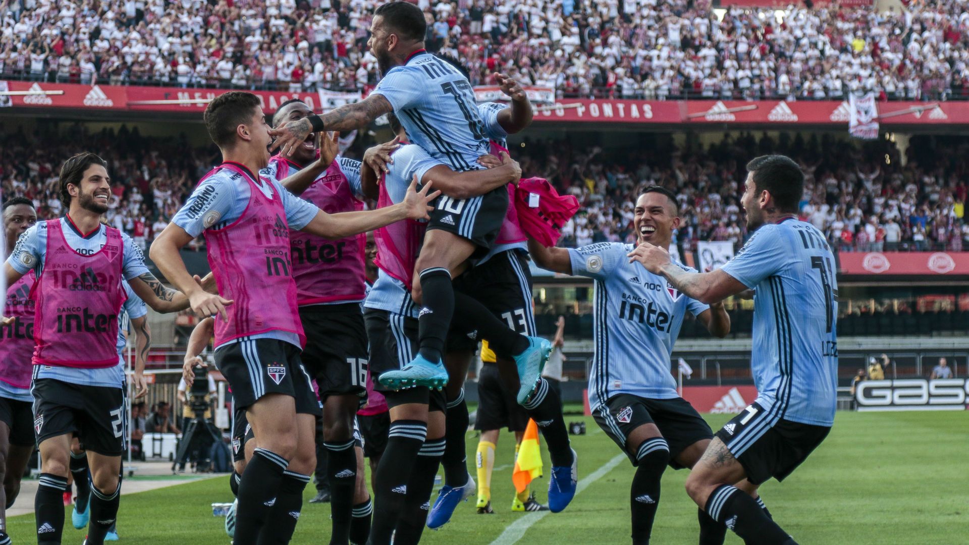 Dani Alves celebrate Sao Paulo