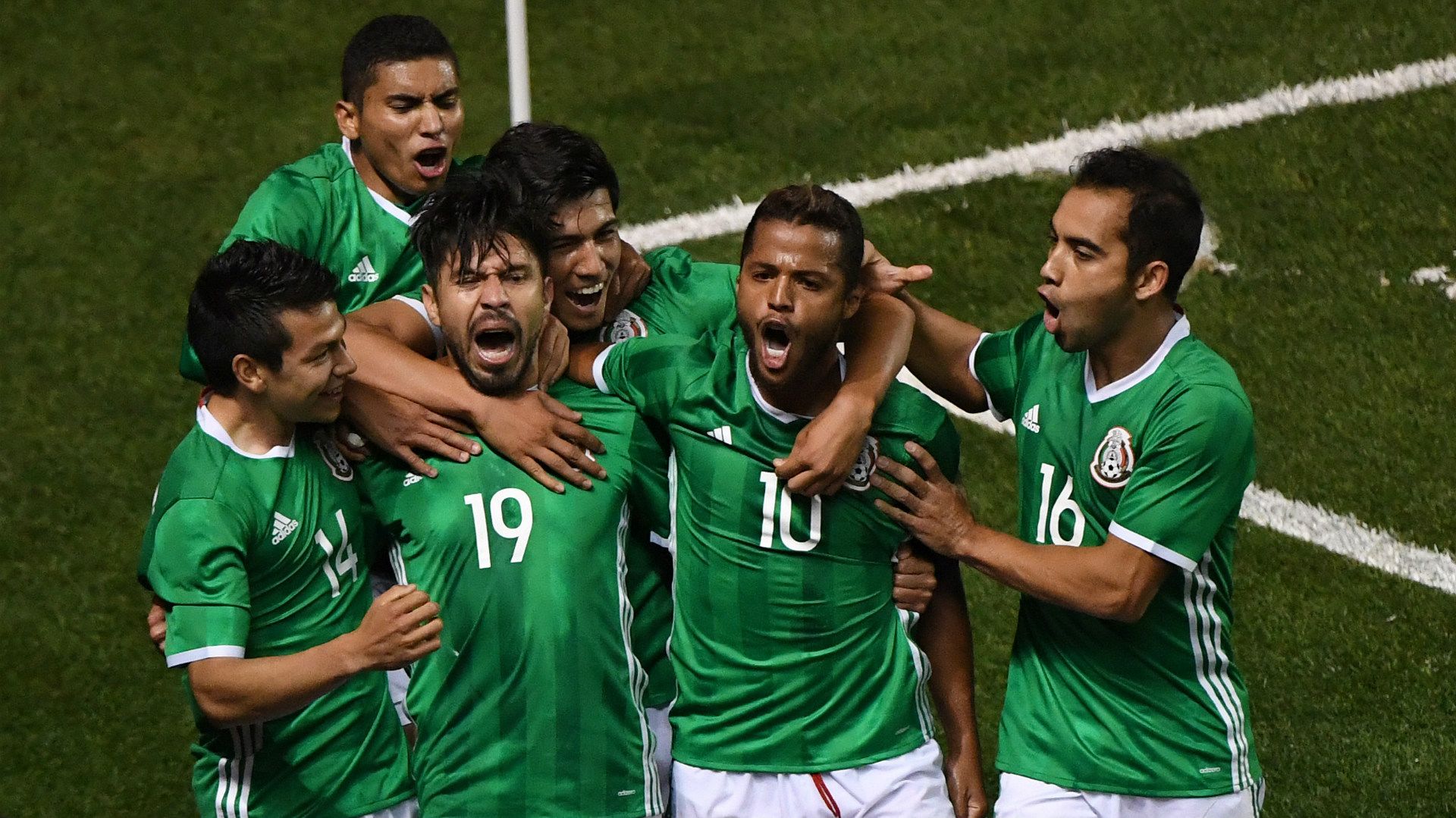 Giovani dos Santos Oribe Peralta Mexico celebration international friendly 10112016