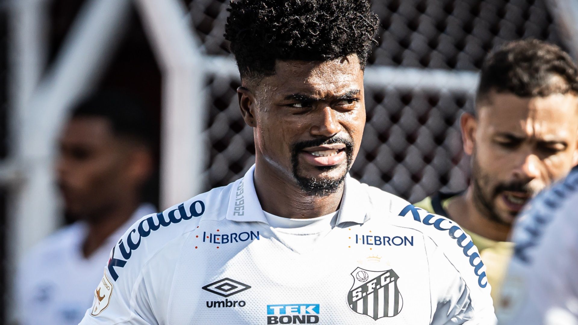 Eduardo Bauermann, jogador do Santos, em ação na temporada 2023