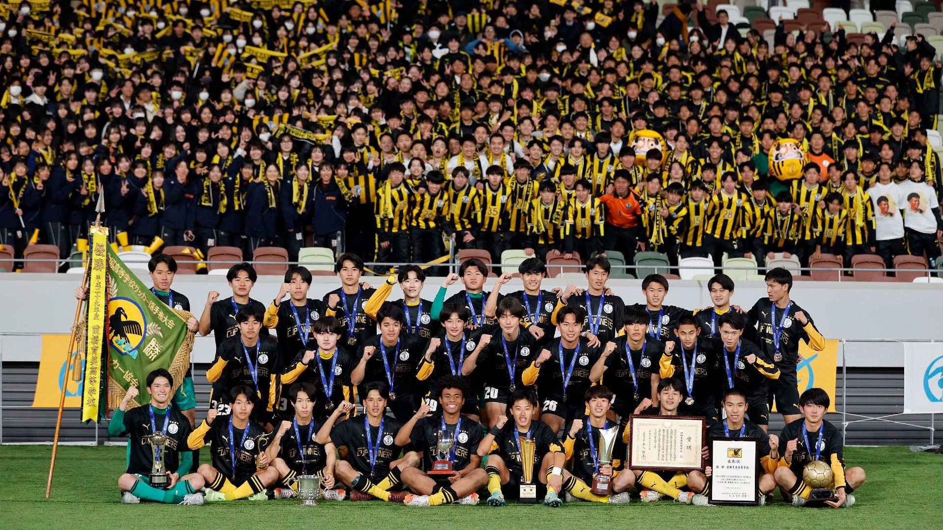 103rd-highschool-final-maebashi-ikuei-champion-team and stand